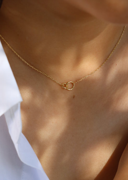 Collana Forever in oro 9 carati Laura Sciunnach con due cerchi intrecciati, gioiello minimal ed elegante, made in Italy.