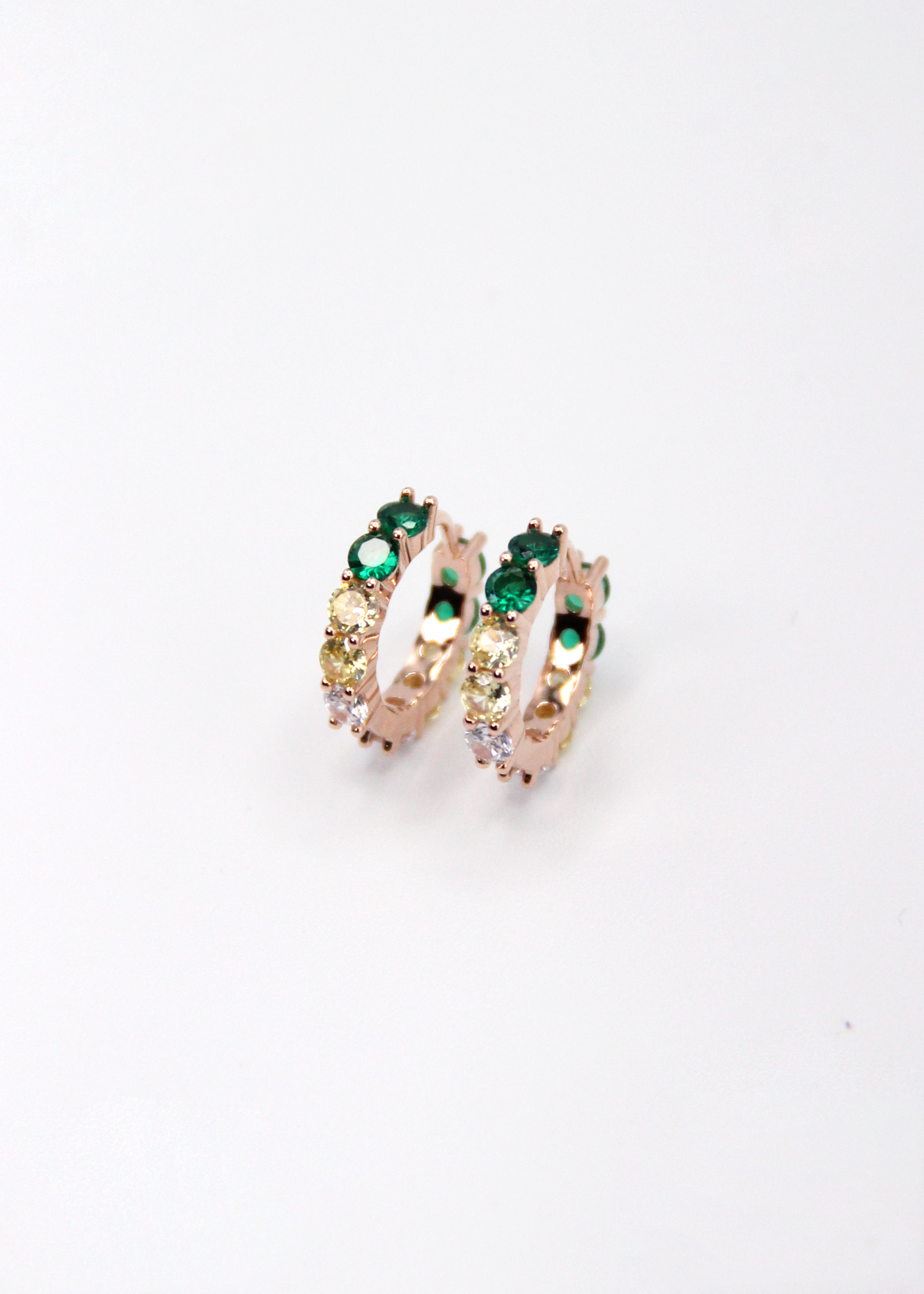 Orecchini hoop in argento con zirconi verdi e gialli, cerchi luminosi dal design elegante disponibili in finitura argento, oro e oro rosa, diametro 1,5 cm.