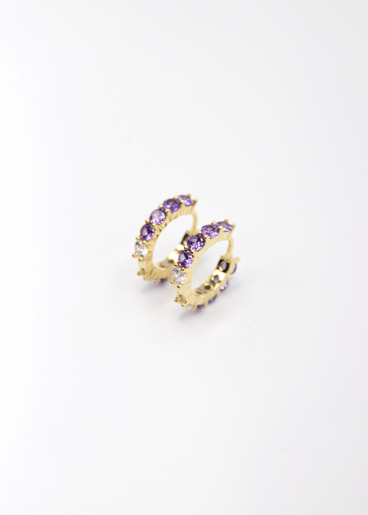 Orecchini hoop in argento con zirconi lilla e cristallo, cerchi luminosi dal design elegante disponibili in finitura argento, oro e oro rosa, diametro 1,5 cm.
