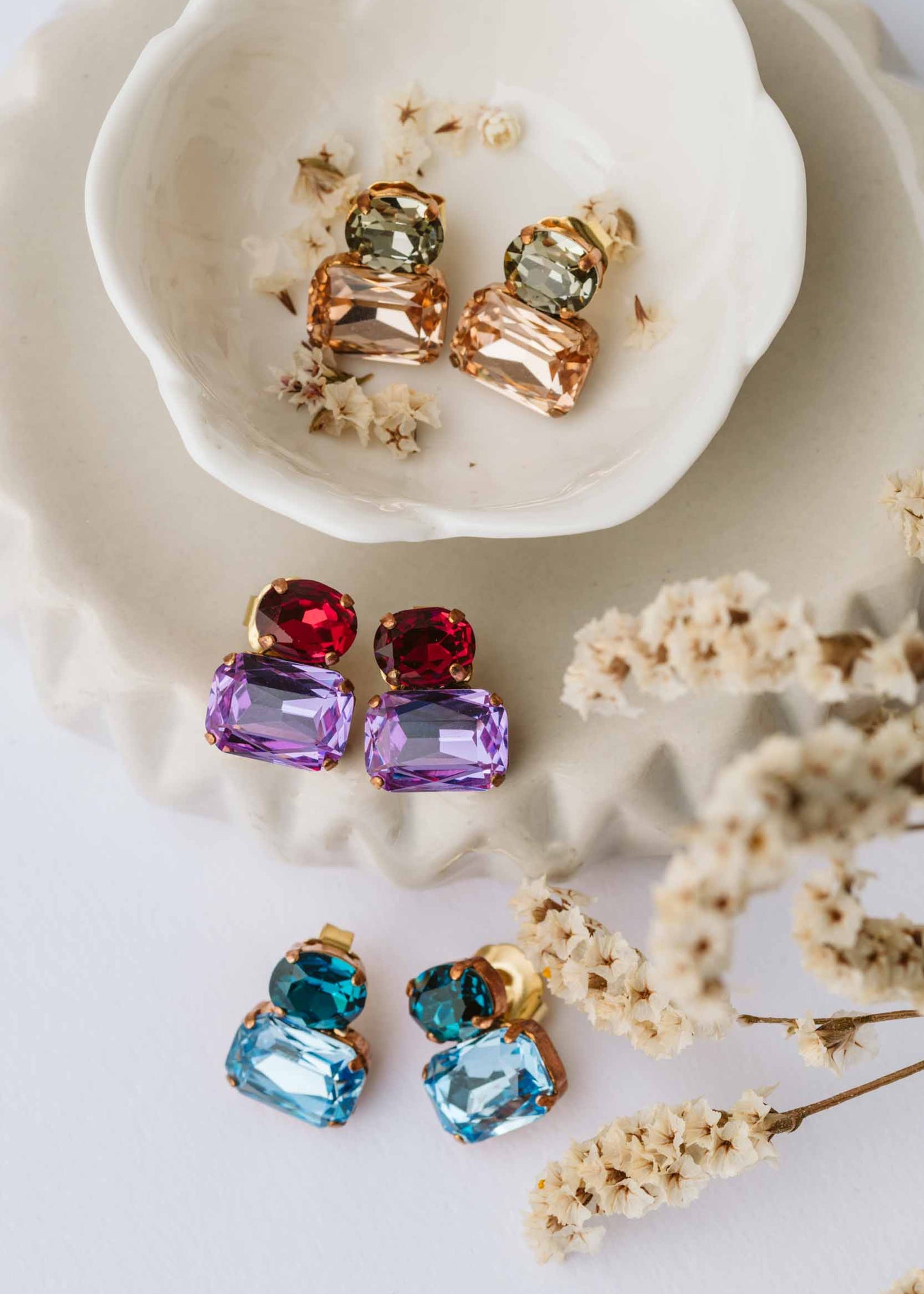 Orecchini Confetti Laura Sciunnach fatti a mano, piccoli e leggeri (3 g), design contemporaneo con dettagli colorati, chiusura a perno con farfallina, gioielli artigianali made in Italy personalizzabili.