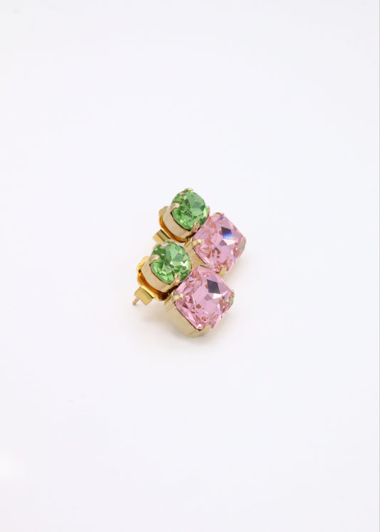 Orecchini Confetti Laura Sciunnach fatti a mano, piccoli e leggeri (3 g), design contemporaneo con dettagli colorati, chiusura a perno con farfallina, gioielli artigianali made in Italy personalizzabili.