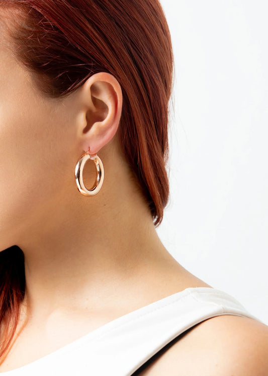 Orecchini a cerchio bombato grande in argento 925 nickel free, leggeri e luminosi, con chiusura a forcella, design moderno ed elegante da donna.
