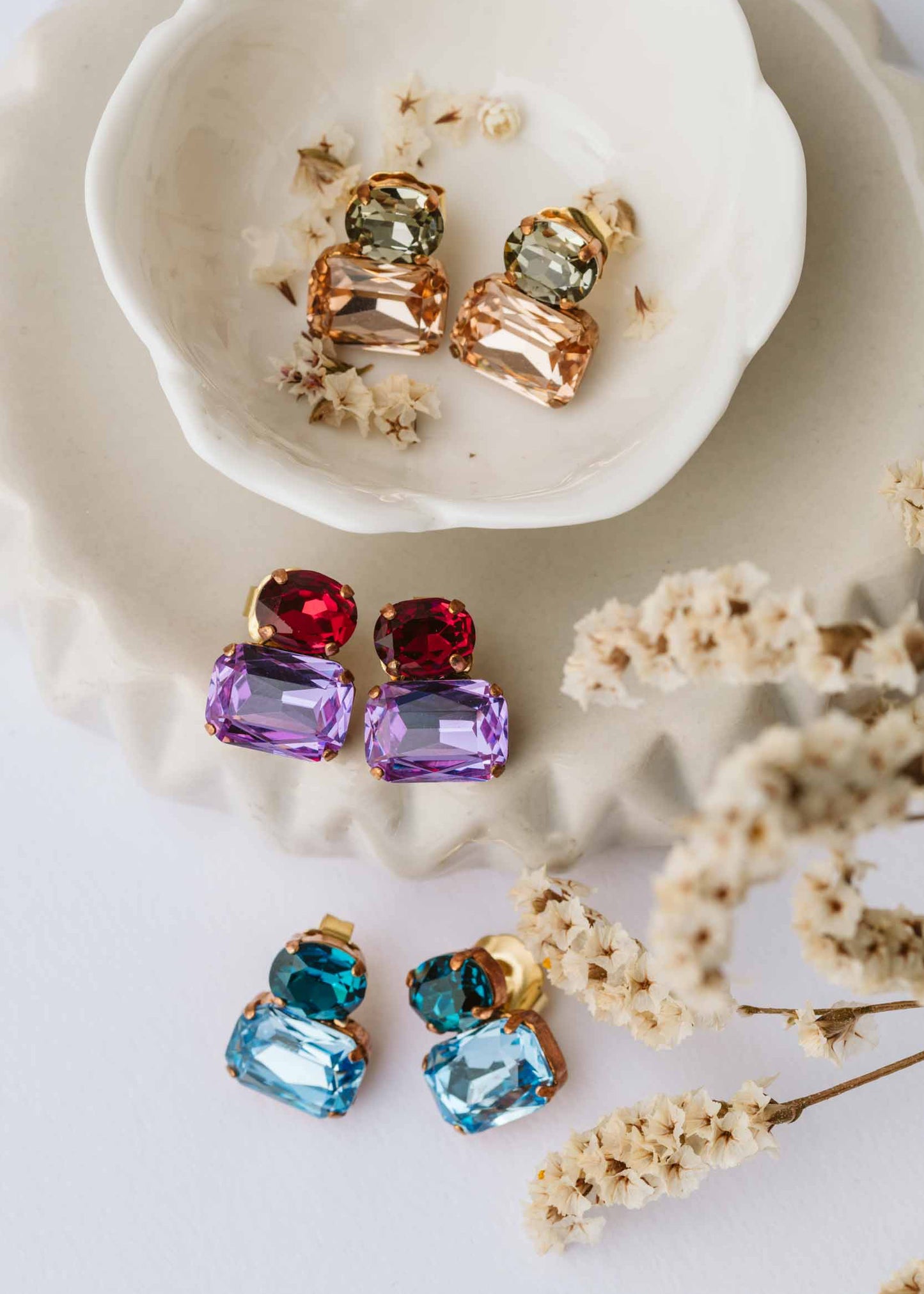 Orecchini Confetti Laura Sciunnach fatti a mano, piccoli e leggeri (3 g), design contemporaneo con dettagli colorati, chiusura a perno con farfallina, gioielli artigianali made in Italy personalizzabili.