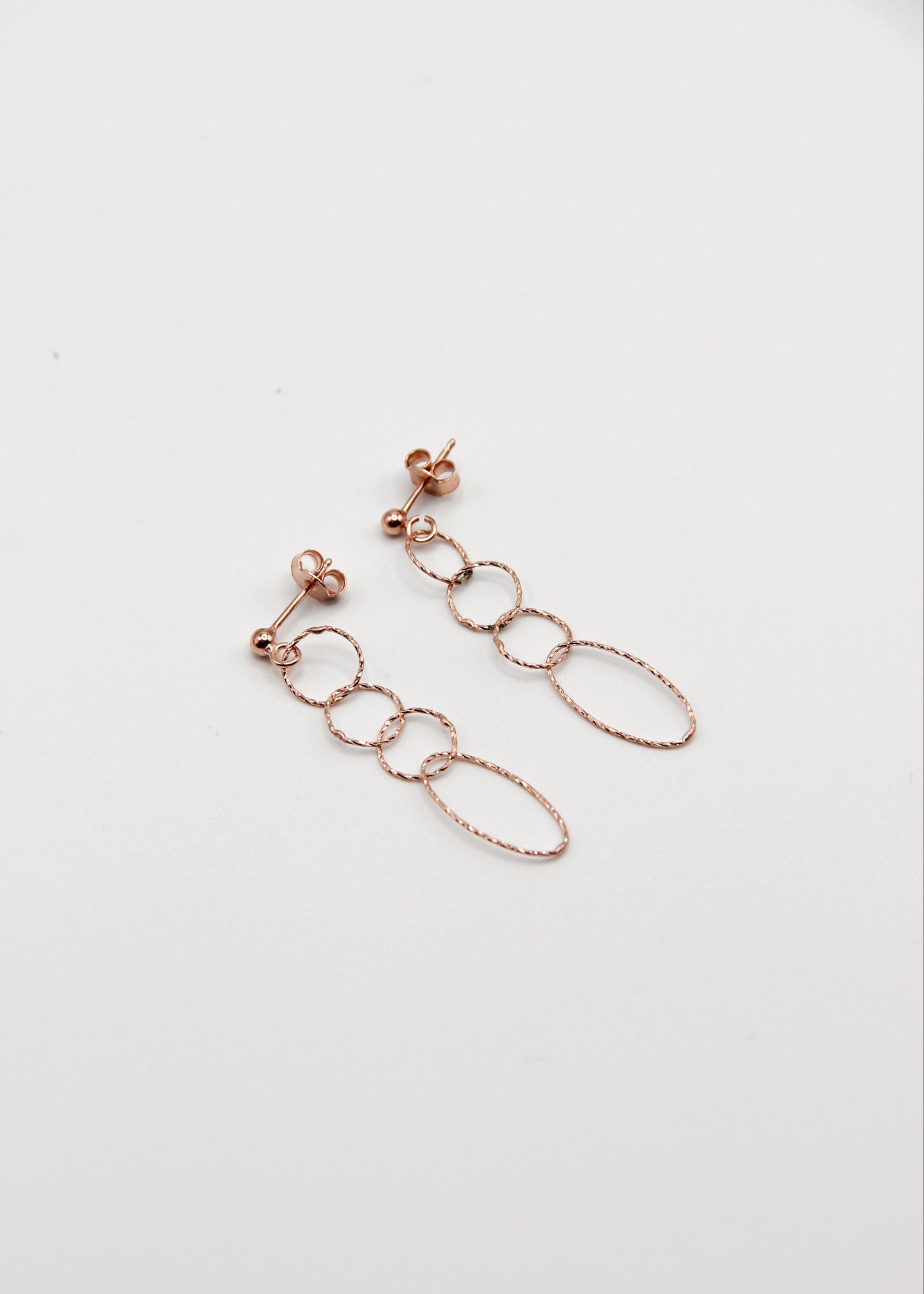 Orecchini Intreccio di Laura Sciunnach, pendenti con chiusura a perno, fili a maglie irregolari in argento 925, oro giallo o oro rosa, 4,5 cm, eleganti e leggeri, ideali da indossare da soli o abbinati ad altri gioielli.