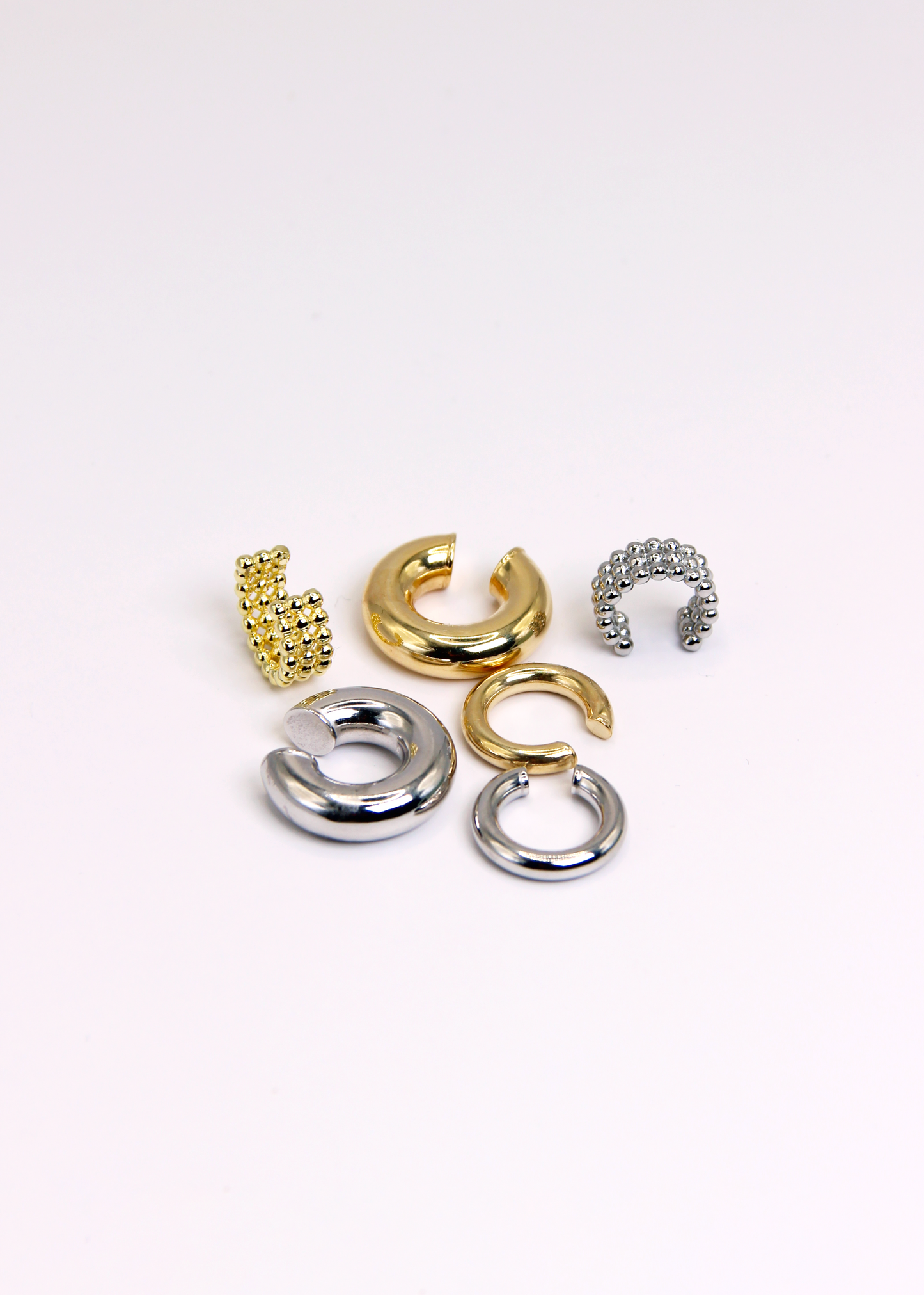 Ear cuff bold grande in Argento 925, spesso, liscio e dal finish lucido. Orecchino da cartilagine senza chiusura, facile da indossare e regolabile in diverse posizioni sull'orecchio. Perfetto da abbinare ad altri gioielli per un look elegante e contemporaneo. Disponibile anche con placcatura in oro. Diametro: 2 cm.
Acquista su Laura Sciunnach.