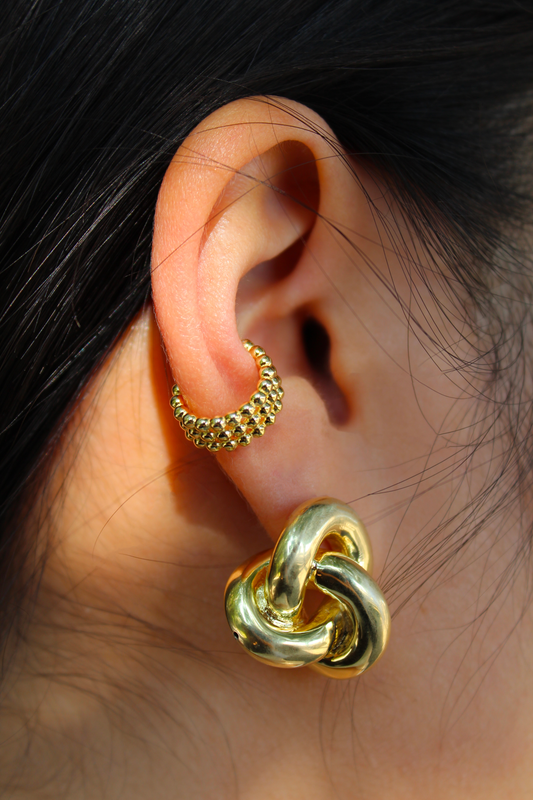 Ear cuff piccolo con tre file di pallini in Argento 925, un orecchino da cartilagine senza chiusura, dal design raffinato e dettagliato. Leggero e versatile, può essere indossato in diverse posizioni sull’orecchio e abbinato ad altri gioielli per un look personalizzato. Disponibile anche con placcatura in oro. Diametro: 1 cm.
Acquista su Laura Sciunnach.