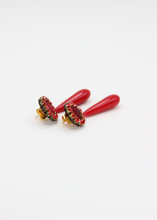 Orecchini artigianali Metropolitan Amalfi rossi, con bottone circolare in tessuto rosso, corona rossi e goccia pendente in resina tono su tono. Nickel free, stile mediterraneo per ogni occasione.