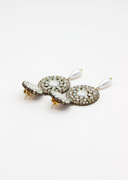 Orecchini artigianali Metropolitan Dubai avorio, con bottoni circolari in tessuto, cristalli iridescenti e pendente a goccia in perla. Nickel free, ideali per cerimonie ed eventi speciali.