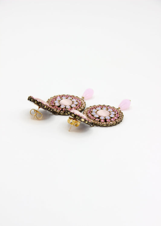 Orecchini artigianali Metropolitan Dubai rosa confetto, con bottoni circolari in tessuto, strass e pendente a goccia in cristallo. Nickel free, ideali per cerimonie ed eventi speciali.