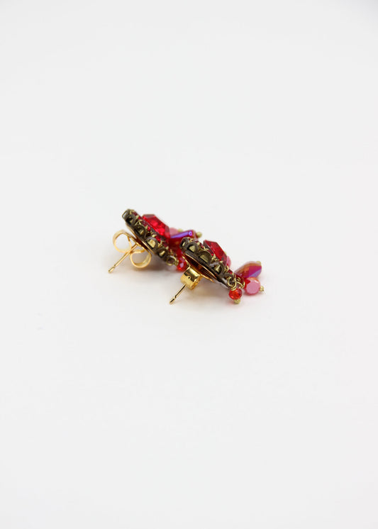 Orecchini artigianali Metropolitan Taormina rosso, con cristallo centrale, corona di strass e cinque pietre sfaccettate a cascata in rosso iridescente. Nickel free, stile mediterraneo per ogni occasione.