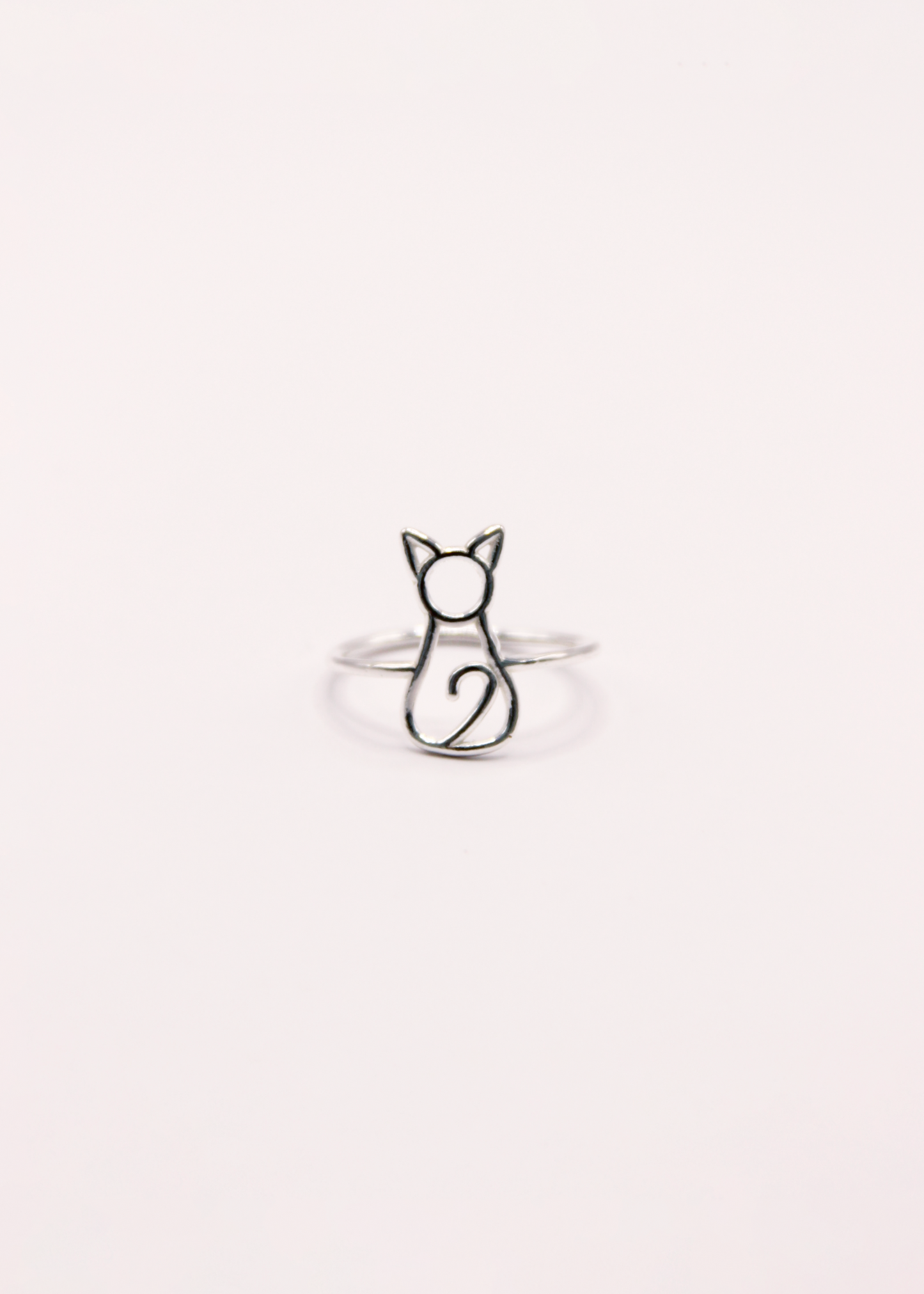 Un anello minimal che richiama la silhouette di un gatto, pensato per chi ama la sua eleganza discreta. Fa parte della collezione Linee d’Argento ed è realizzato artigianalmente in Italia, con la cura che contraddistingue ogni creazione Sciunnach.