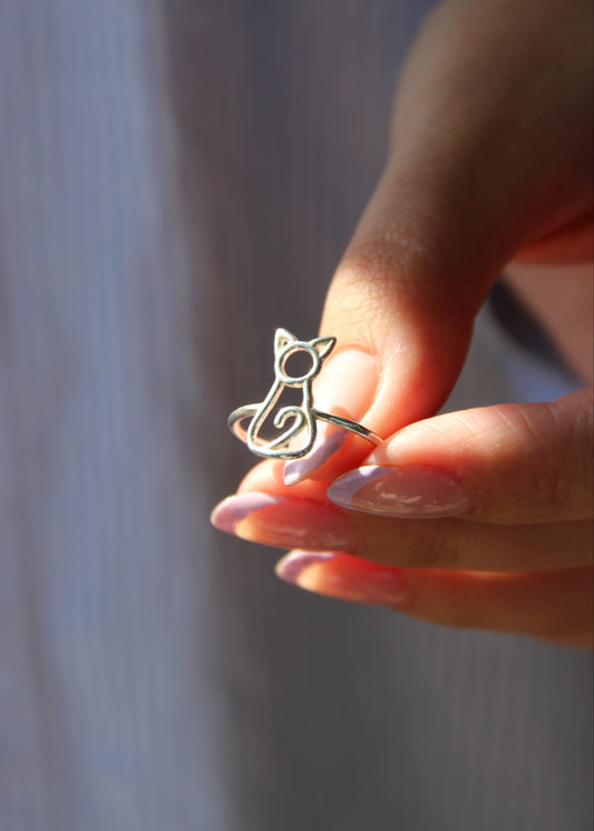 Un anello minimal che richiama la silhouette di un gatto, pensato per chi ama la sua eleganza discreta. Fa parte della collezione Linee d’Argento ed è realizzato artigianalmente in Italia, con la cura che contraddistingue ogni creazione Sciunnach.