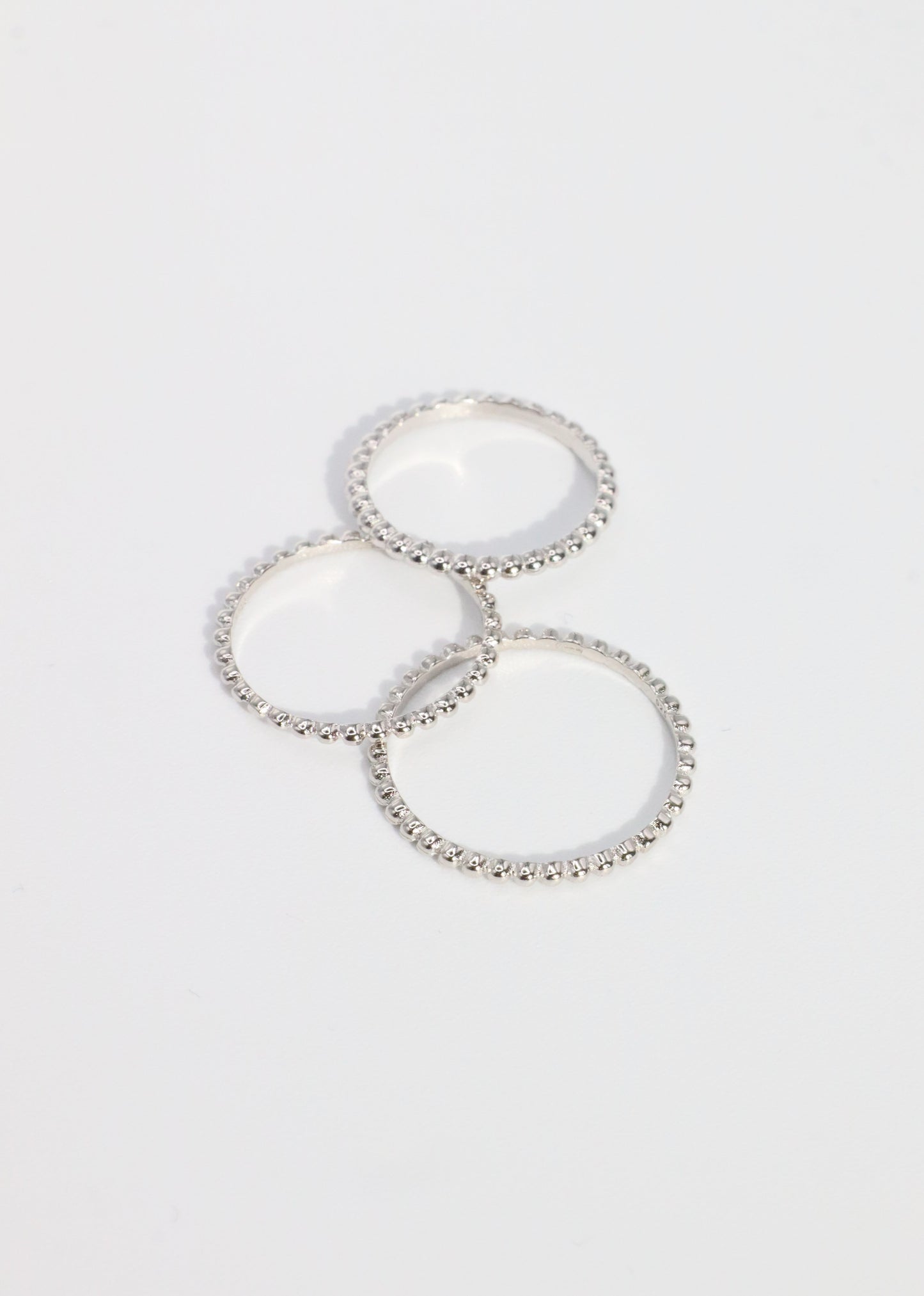 Anello a palline in argento 925, design minimal con lavorazione a piccole sfere lucide, gioiello artigianale disponibile in diverse misure, elegante e versatile da indossare ogni giorno.