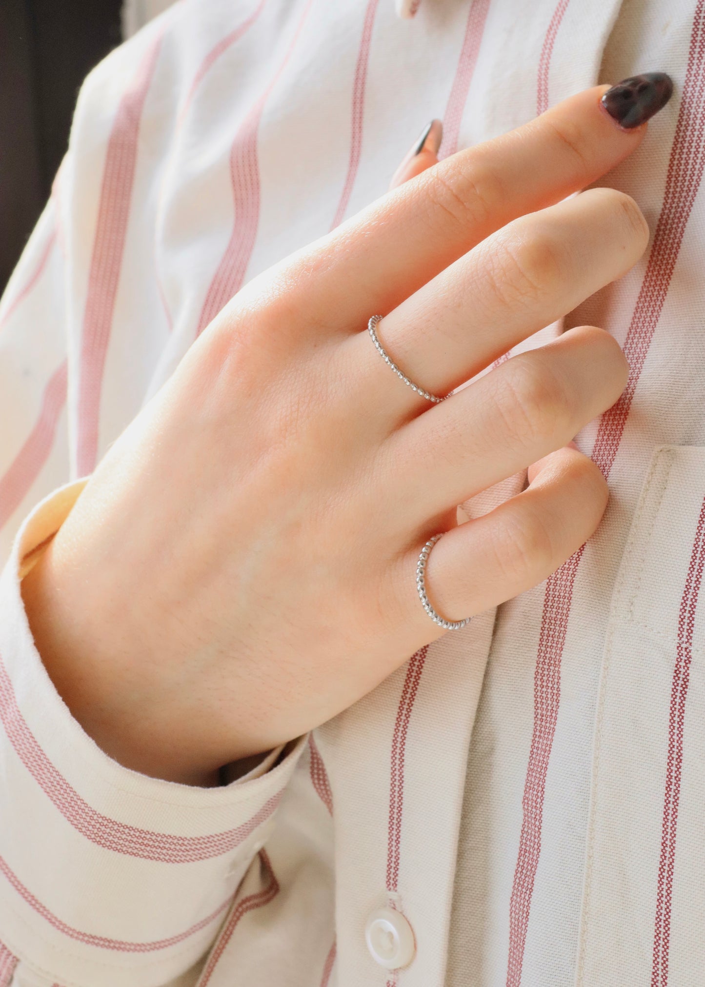 Anello a palline in argento 925, design minimal con lavorazione a piccole sfere lucide, gioiello artigianale disponibile in diverse misure, elegante e versatile da indossare ogni giorno.