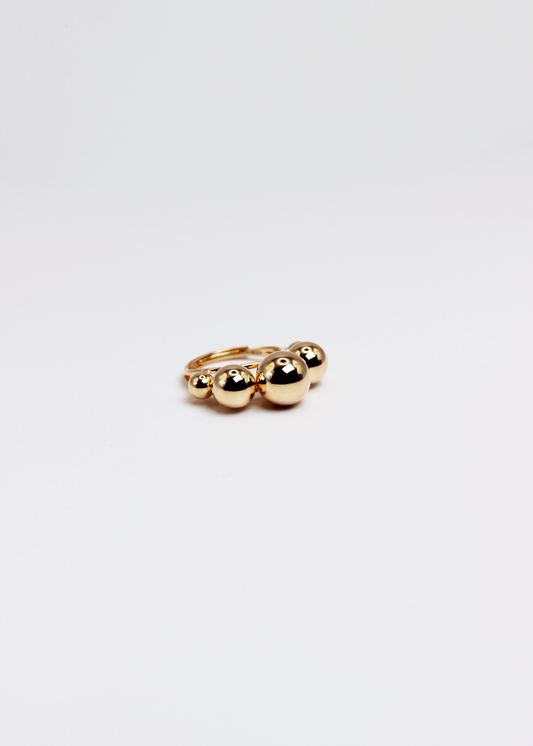 Anello Patrizia chunky in Argento 925 placcato oro, caratterizzato da un design audace con sfere di diverse dimensioni. Aperto e regolabile, offre una vestibilità comoda e personalizzata. Perfetto per aggiungere un tocco di carattere e stile al tuo look.  

Acquista su Laura Sciunnach.