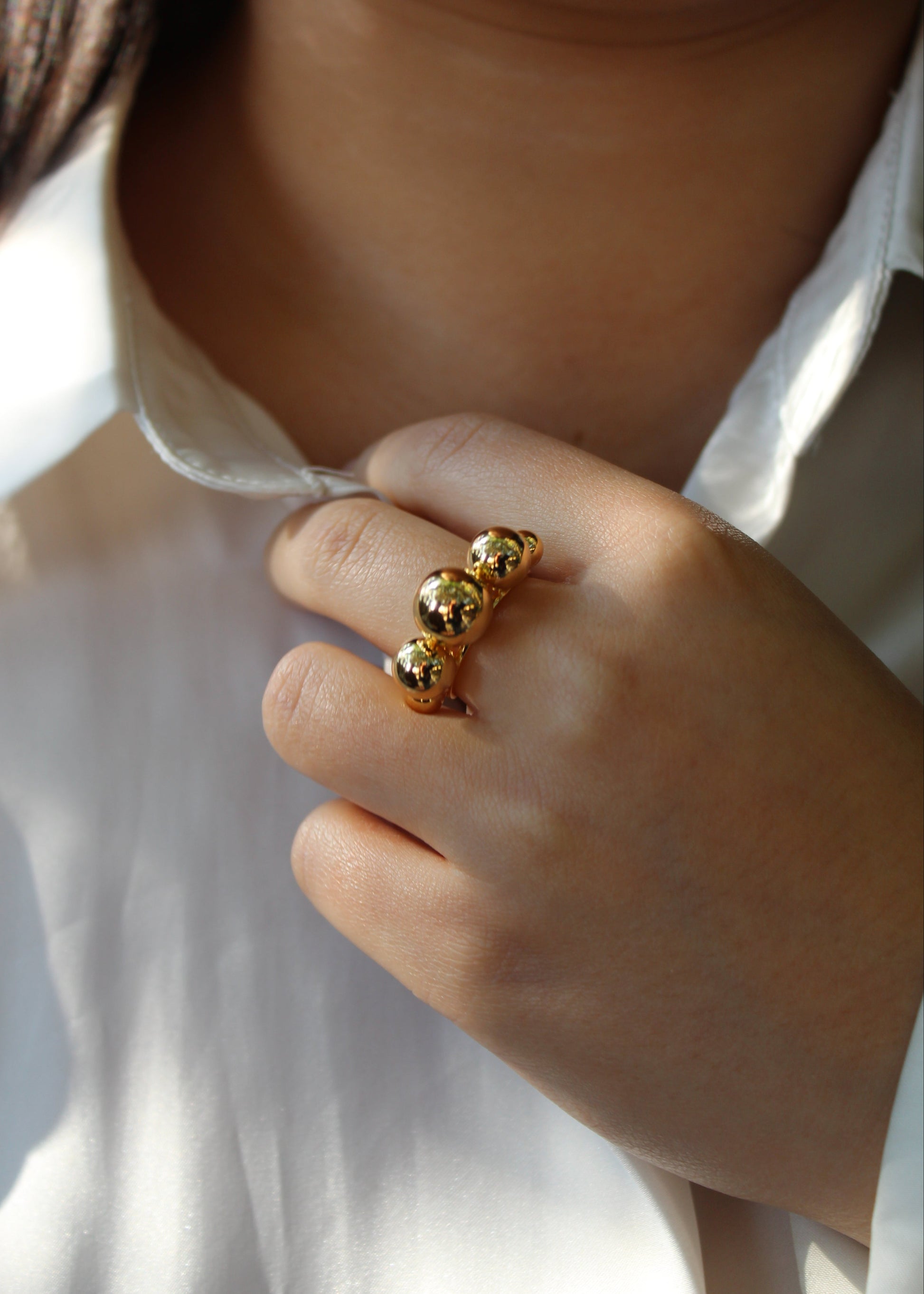 Anello Patrizia chunky in Argento 925 placcato oro, caratterizzato da un design audace con sfere di diverse dimensioni. Aperto e regolabile, offre una vestibilità comoda e personalizzata. Perfetto per aggiungere un tocco di carattere e stile al tuo look.  

Acquista su Laura Sciunnach.