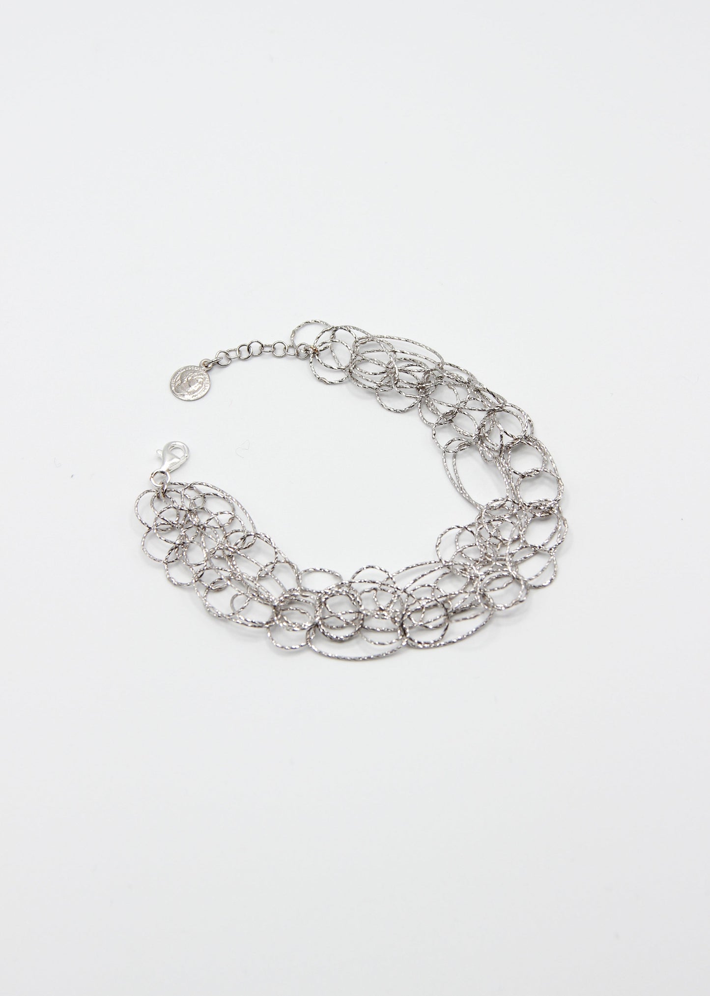 Bracciale Intreccio di Laura Sciunnach, artigianale, cinque fili a maglie irregolari in argento 925, oro giallo o oro rosa, con piccola monetina pendente, elegante e contemporaneo.