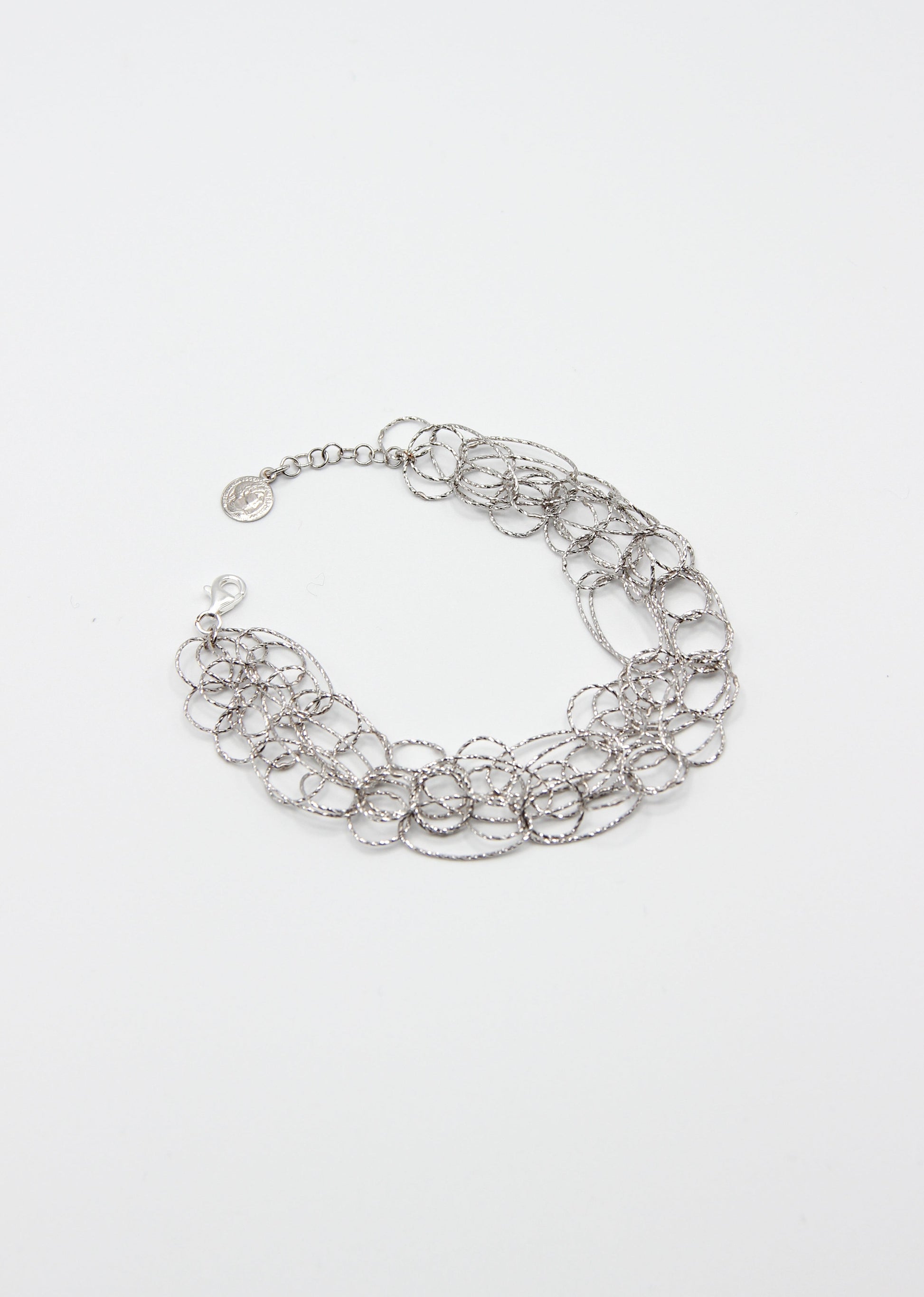 Bracciale Intreccio di Laura Sciunnach, artigianale, cinque fili a maglie irregolari in argento 925, oro giallo o oro rosa, con piccola monetina pendente, elegante e contemporaneo.