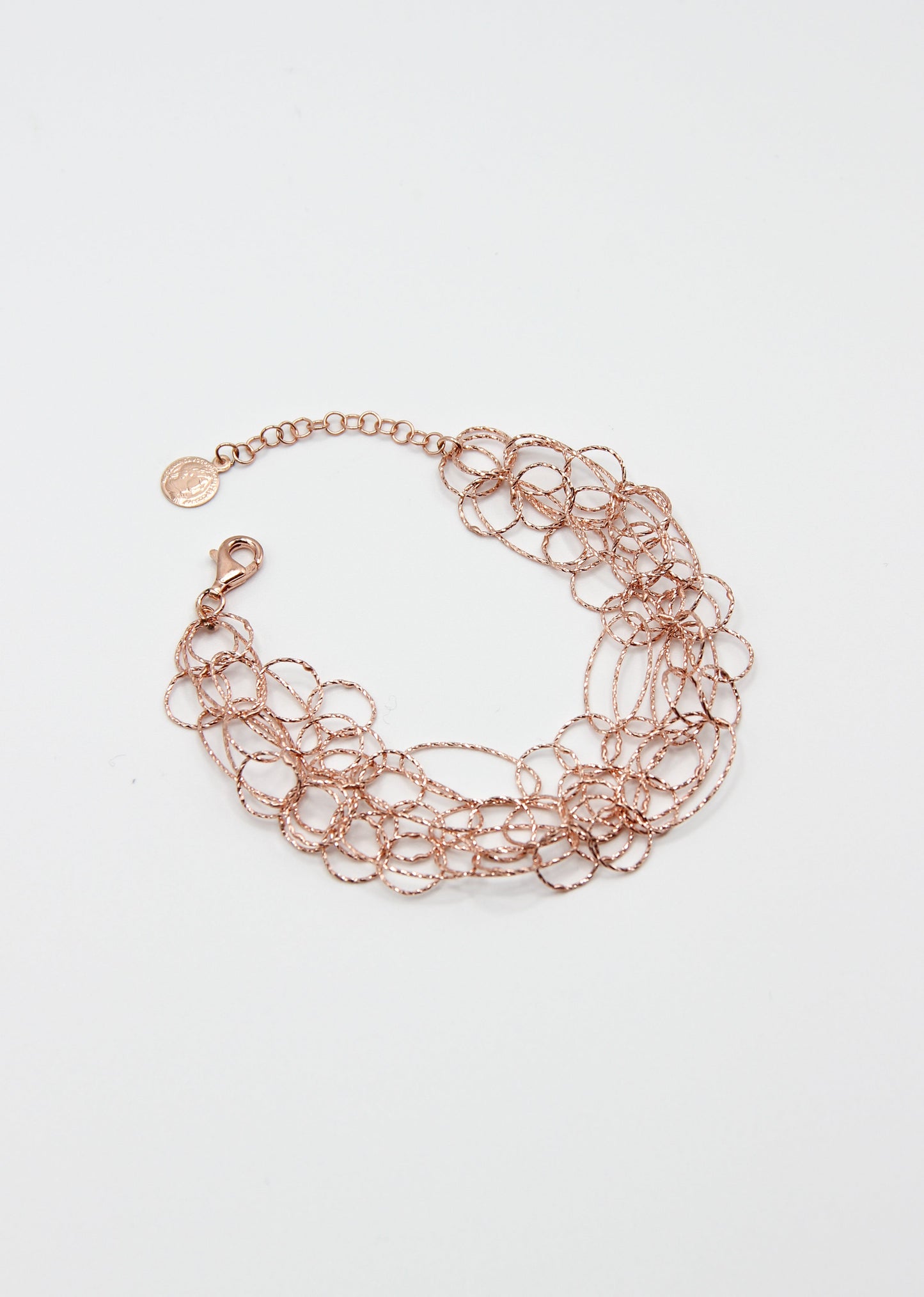 Bracciale Intreccio di Laura Sciunnach, artigianale, cinque fili a maglie irregolari in argento 925, oro giallo o oro rosa, con piccola monetina pendente, elegante e contemporaneo.