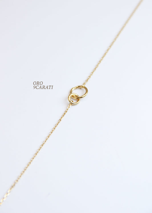 Bracciale in oro 9 carati Forever di Laura Sciunnach con due cerchi intrecciati, design minimal made in Italy.