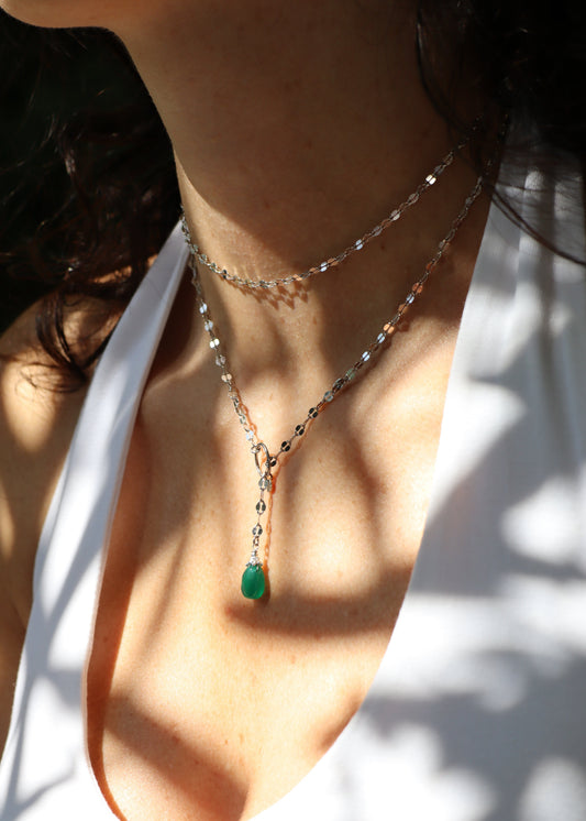 Collana lunga Ameline in argento o argento placcato oro con ciondolo in pietra dura, realizzata artigianalmente da Laura Sciunnach, indossabile lunga o a doppio giro.
