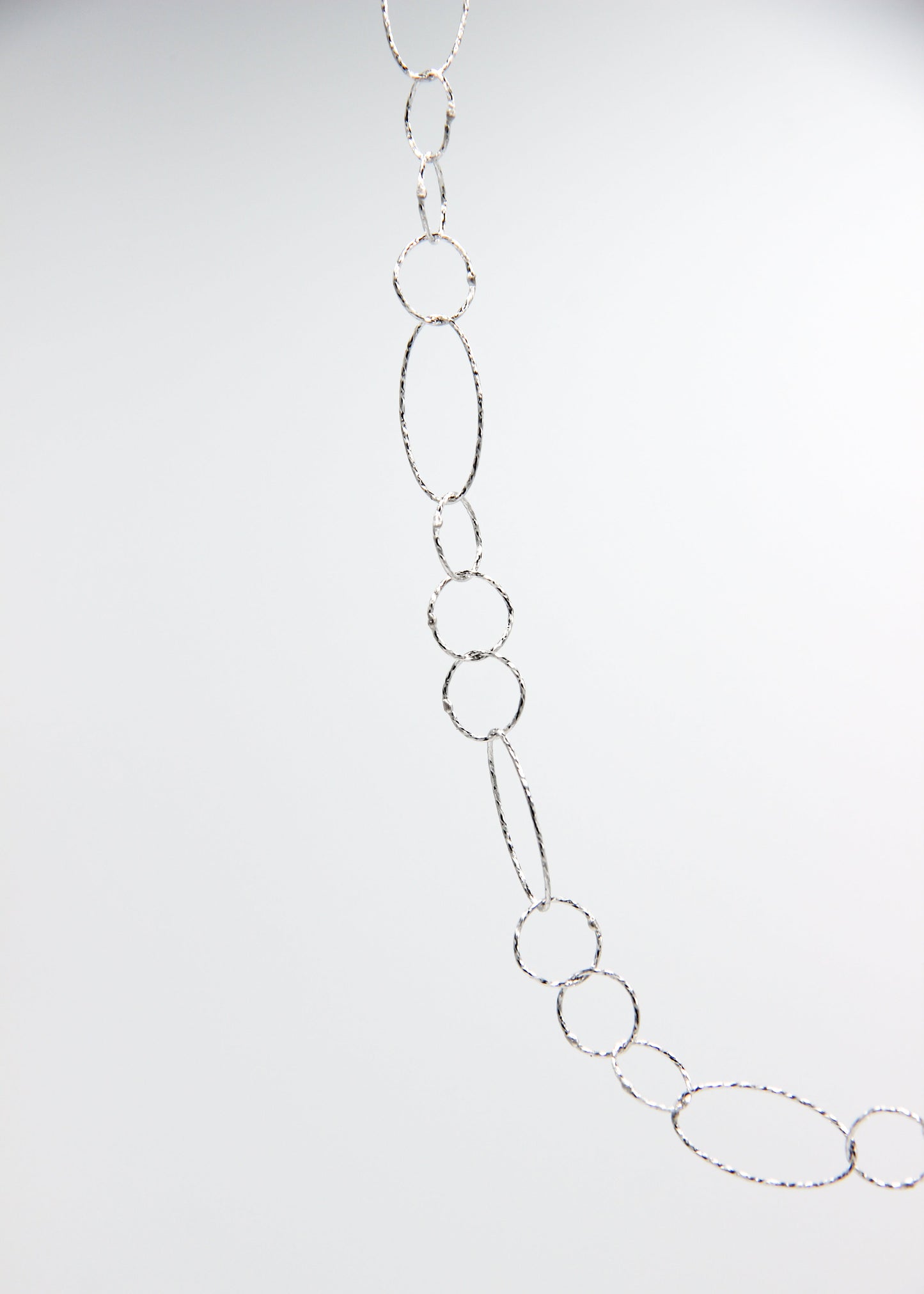 Collana Intreccio Laura Sciunnach lunga in argento placcato oro, maglie irregolari, collana artigianale italiana dal design elegante.
