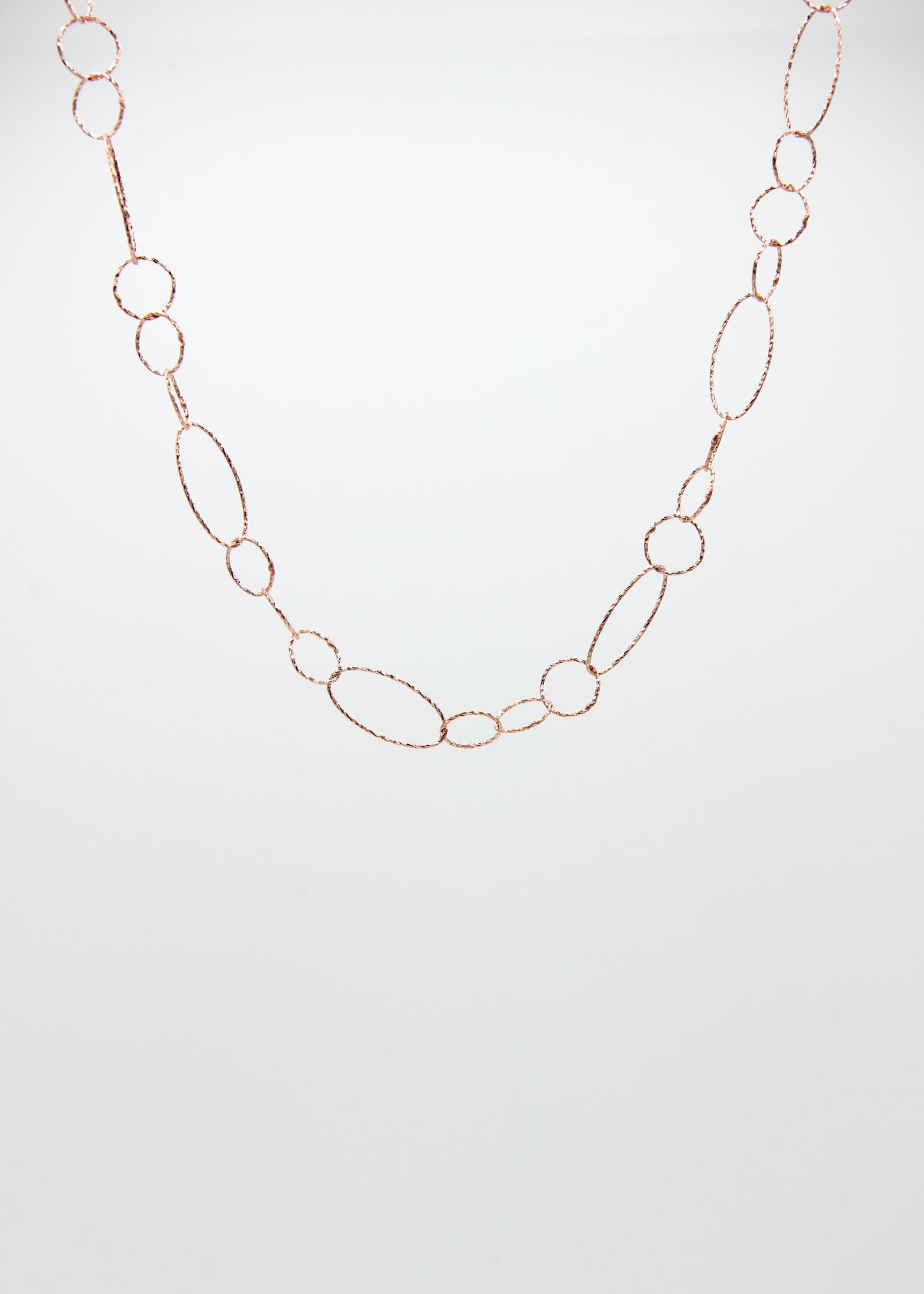 Collana Intreccio Laura Sciunnach lunga in argento placcato oro, maglie irregolari, collana artigianale italiana dal design elegante.
