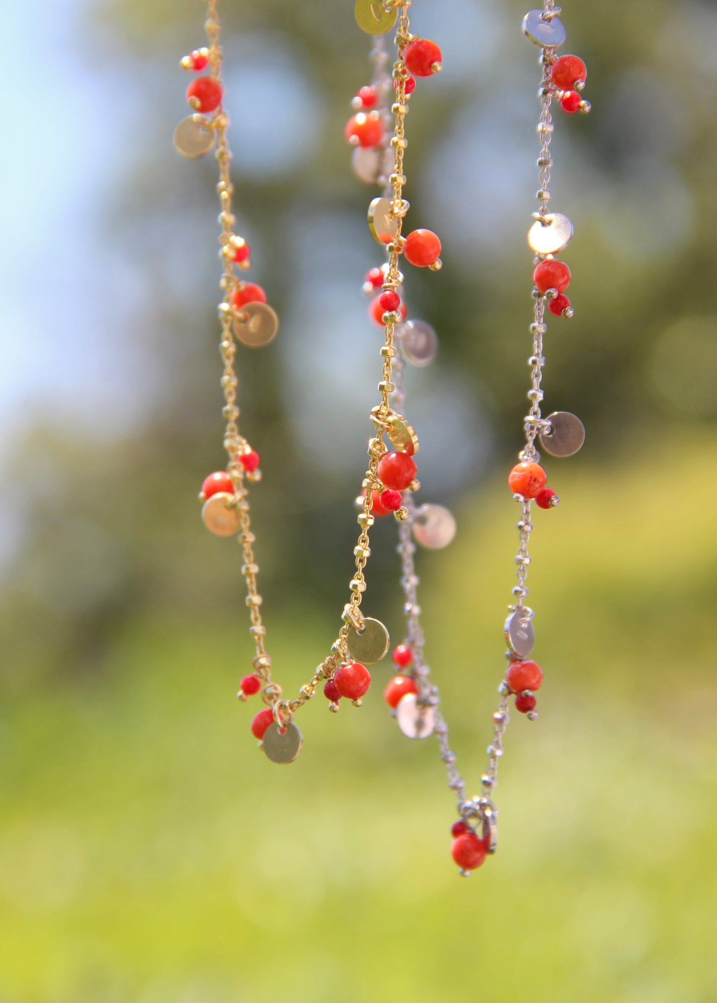 Collana Little Princess Summer Edition Laura Sciunnach in argento 925 con pietre naturali corallo o turchese e ciondoli rotondi, gioiello Made in Italy elegante e raffinato.
