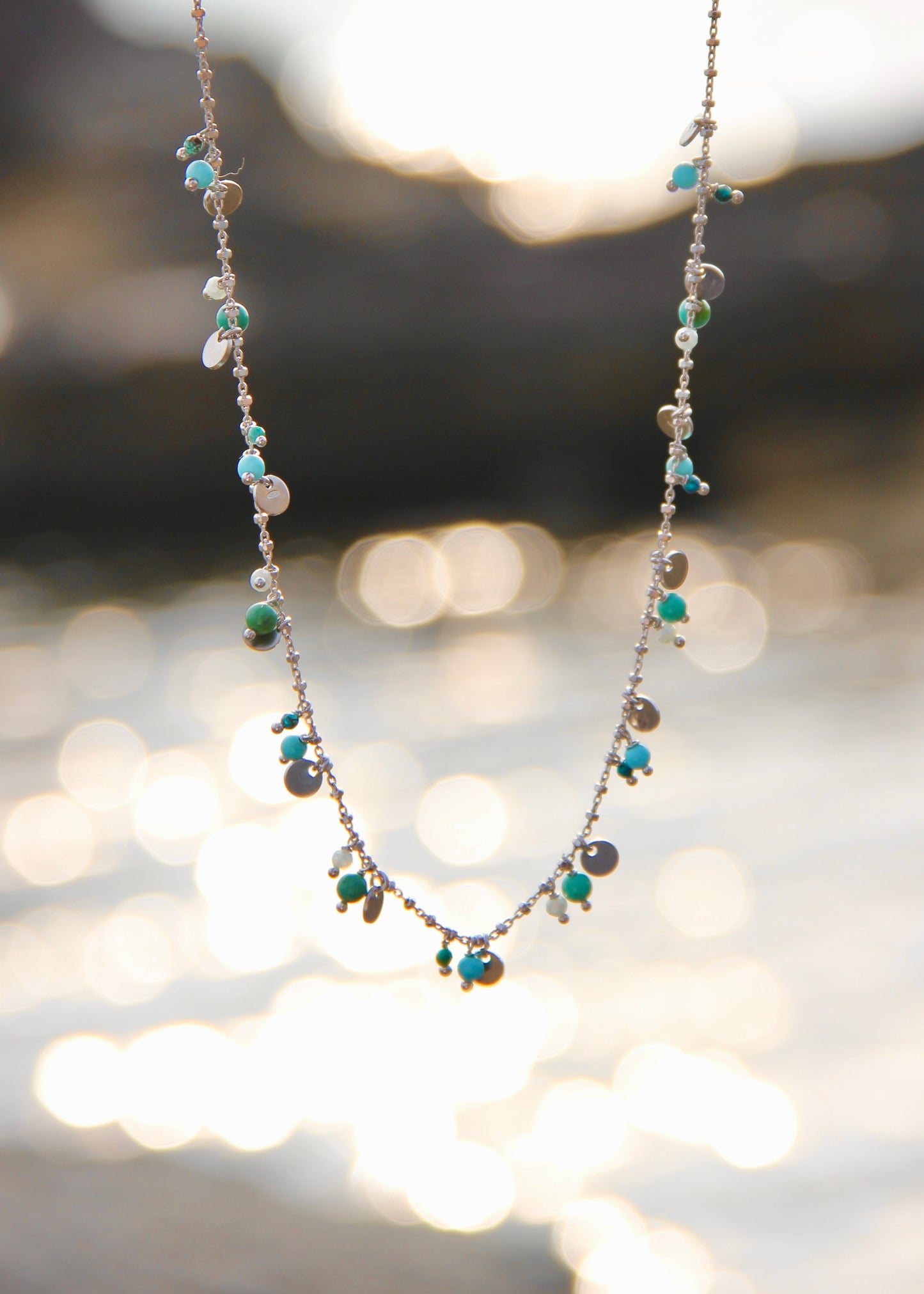 Collana Little Princess Summer Edition Laura Sciunnach in argento 925 con pietre naturali corallo o turchese e ciondoli rotondi, gioiello Made in Italy elegante e raffinato.