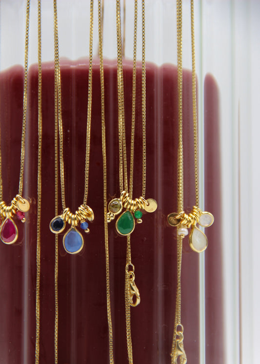 Collana Smile artigianale Laura Sciunnach a doppio giro in argento 925 placcato oro, con ciondoli multicolor e pendenti verdi. Gioiello minimal da donna con chiusura a moschettone, lunghezze 38 e 42 cm, ideale per look quotidiani e regali.