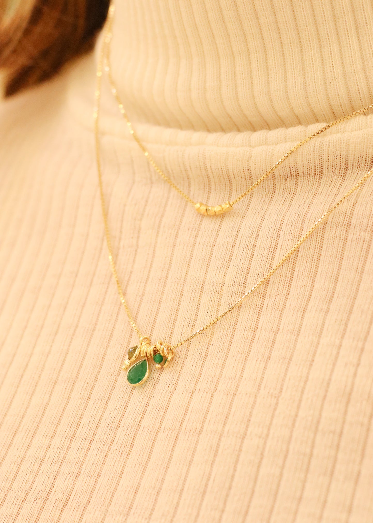 Collana Smile artigianale Laura Sciunnach a doppio giro in argento 925 placcato oro, con ciondoli multicolor e pendenti verdi. Gioiello minimal da donna con chiusura a moschettone, lunghezze 38 e 42 cm, ideale per look quotidiani e regali.