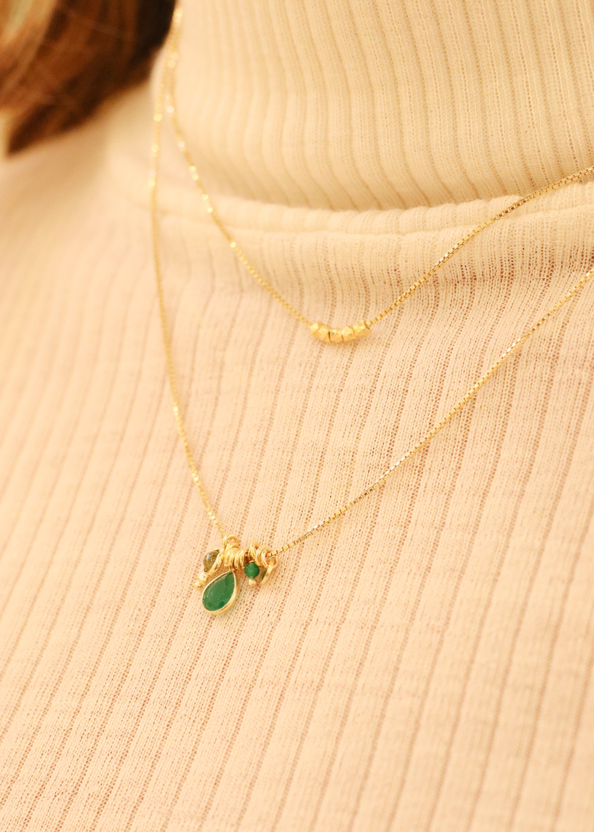 Collana Smile artigianale Laura Sciunnach a doppio giro in argento 925 placcato oro, con ciondoli multicolor e pendenti verdi. Gioiello minimal da donna con chiusura a moschettone, lunghezze 38 e 42 cm, ideale per look quotidiani e regali.