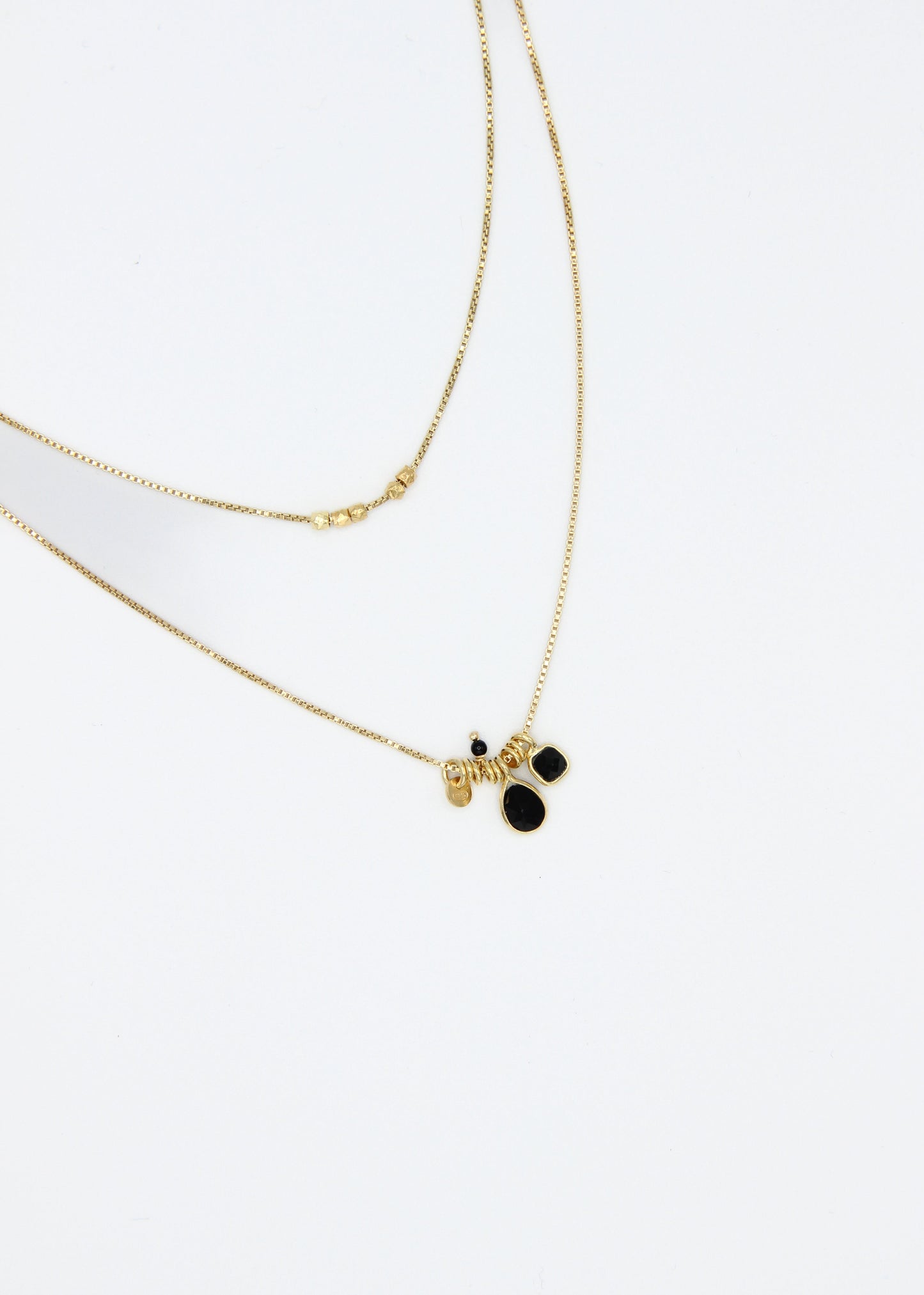Collana Smile artigianale Laura Sciunnach a doppio giro in argento 925 placcato oro, con ciondoli multicolor e pendenti verdi. Gioiello minimal da donna con chiusura a moschettone, lunghezze 38 e 42 cm, ideale per look quotidiani e regali.