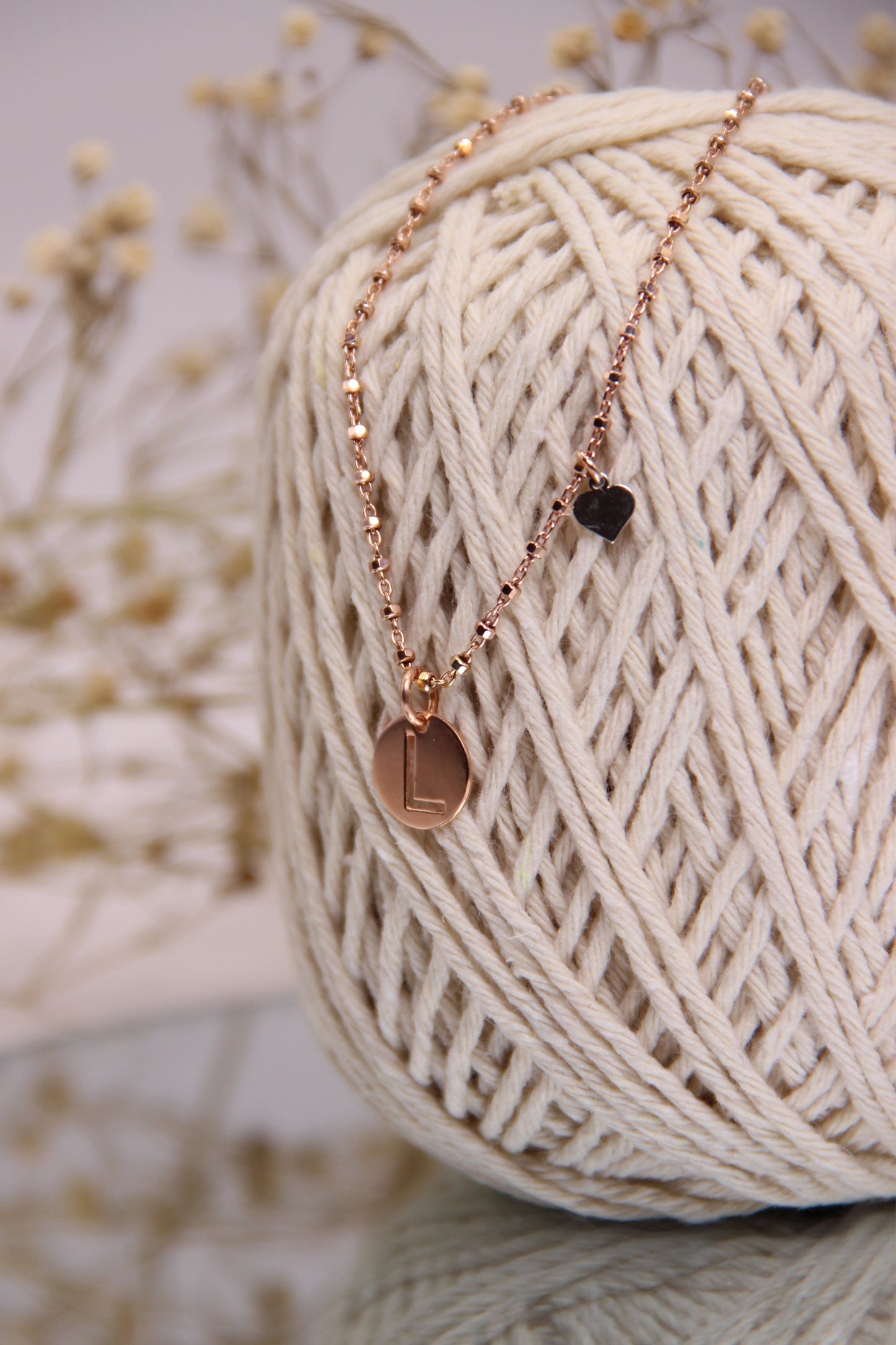 Collana lettera con cuore a contrasto
