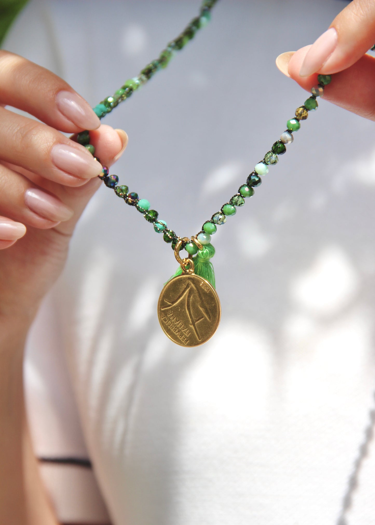 Collana lunga artigianale Laura Sciunnach con cristalli sfaccettati, ciondolo a forma di moneta e nappina in tessuto – gioiello fatto a mano made in Italy.