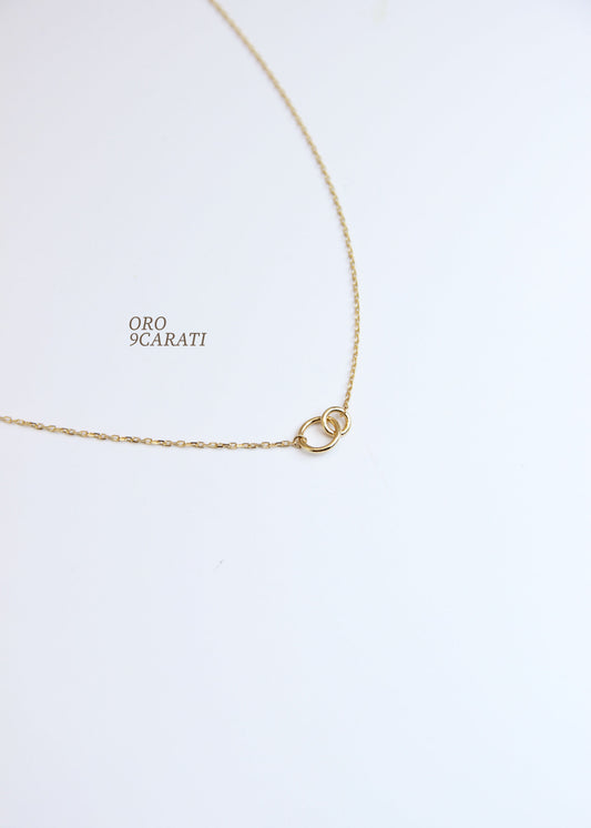 Collana Forever in oro 9 carati Laura Sciunnach con due cerchi intrecciati, gioiello minimal ed elegante, made in Italy.
