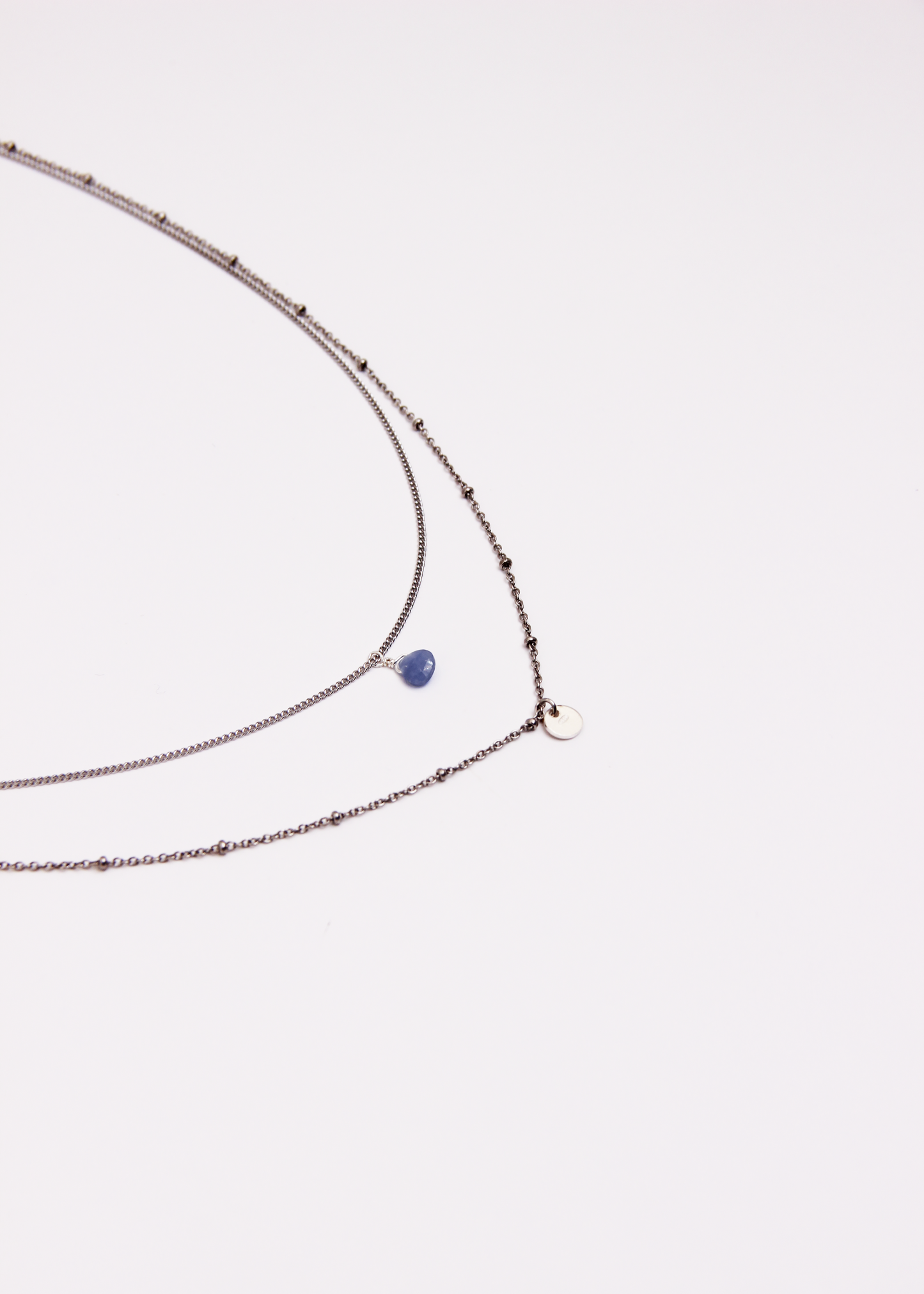 Collana Petalo in argento 925 a doppio filo con pietra naturale a goccia e medaglietta – disponibile in argento, oro giallo e oro rosa – varianti pietra blu, rosa, verde – gioiello artigianale Laura Sciunnach.