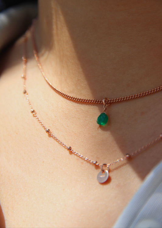 Collana Petalo in argento 925 a doppio filo con pietra naturale a goccia e medaglietta – disponibile in argento, oro giallo e oro rosa – varianti pietra blu, rosa, verde – gioiello artigianale Laura Sciunnach.