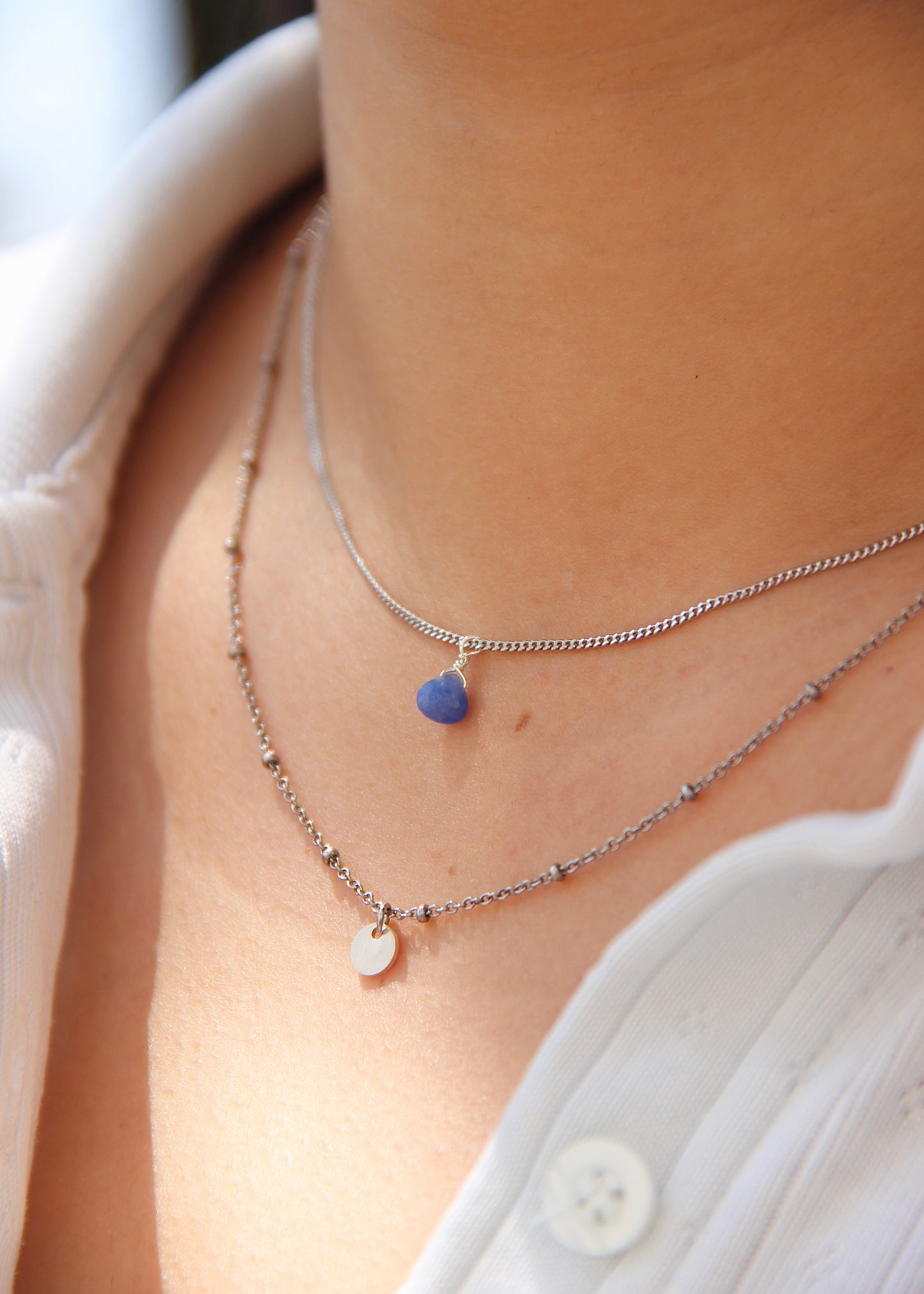 Collana Petalo in argento 925 a doppio filo con pietra naturale a goccia e medaglietta – disponibile in argento, oro giallo e oro rosa – varianti pietra blu, rosa, verde – gioiello artigianale Laura Sciunnach.