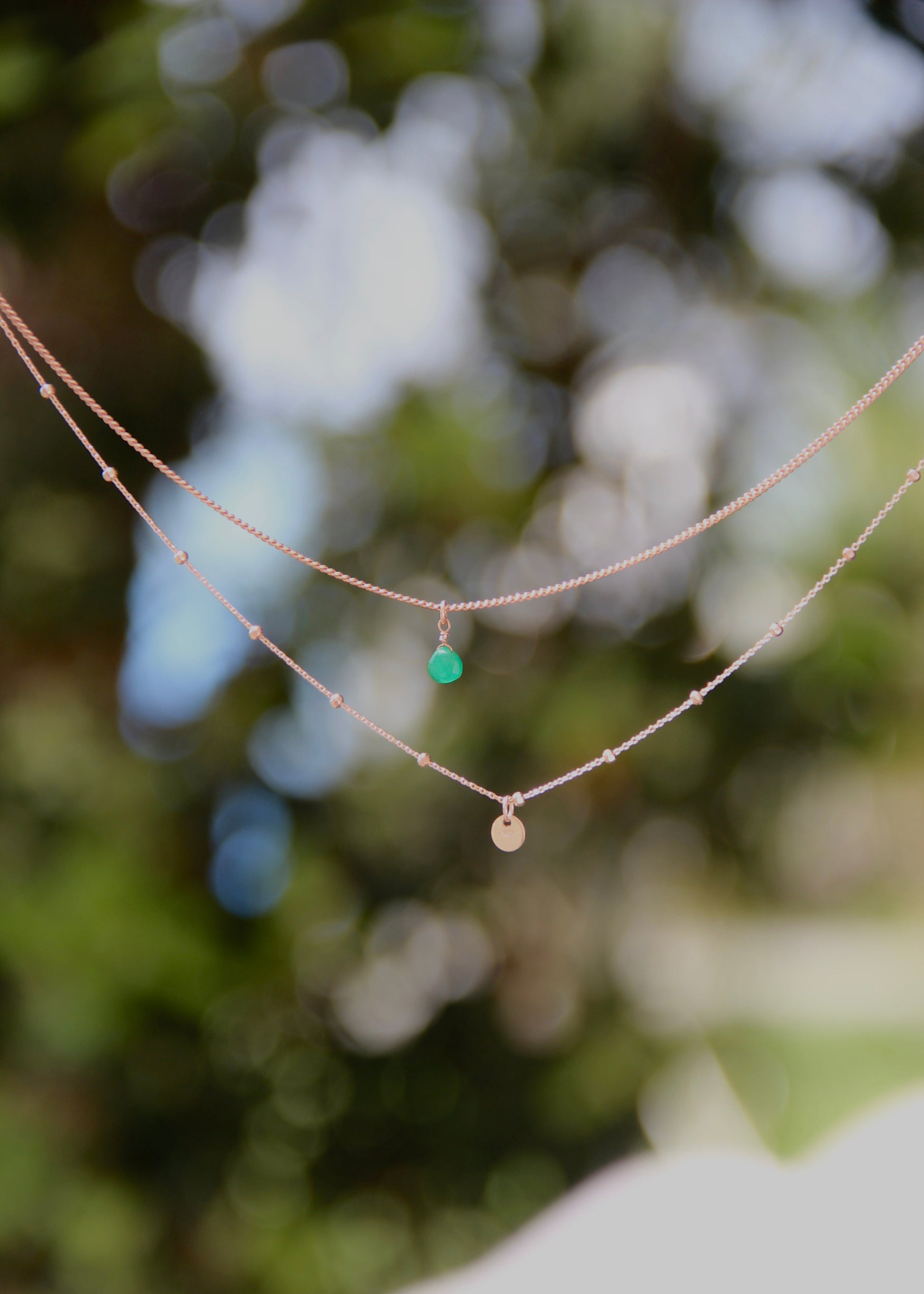 Collana Petalo in argento 925 a doppio filo con pietra naturale a goccia e medaglietta – disponibile in argento, oro giallo e oro rosa – varianti pietra blu, rosa, verde – gioiello artigianale Laura Sciunnach.