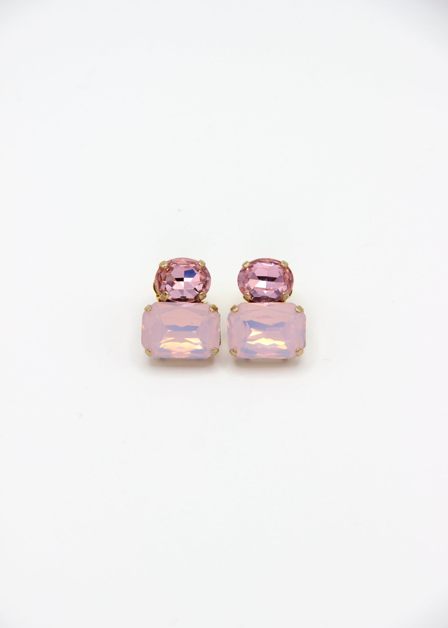 Orecchini Confetti Laura Sciunnach fatti a mano, piccoli e leggeri (3 g), design contemporaneo con dettagli colorati, chiusura a perno con farfallina, gioielli artigianali made in Italy personalizzabili. 