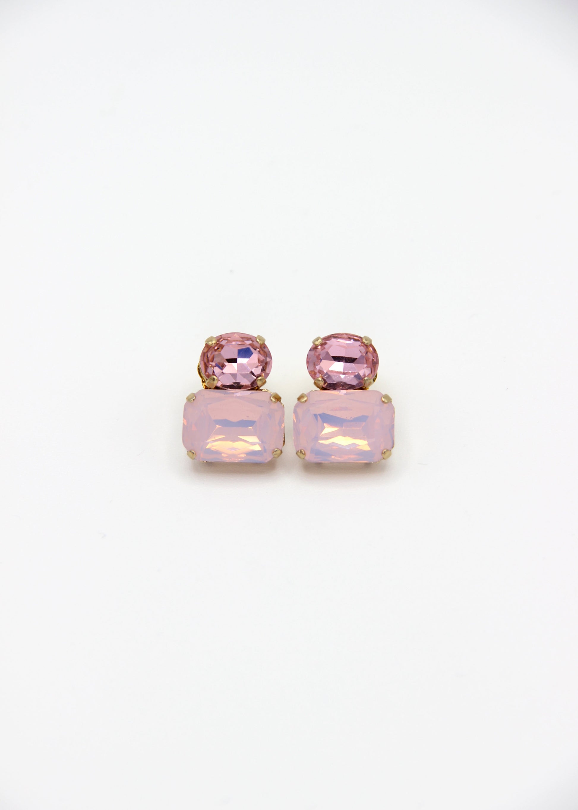 Orecchini Confetti Laura Sciunnach fatti a mano, piccoli e leggeri (3 g), design contemporaneo con dettagli colorati, chiusura a perno con farfallina, gioielli artigianali made in Italy personalizzabili. 