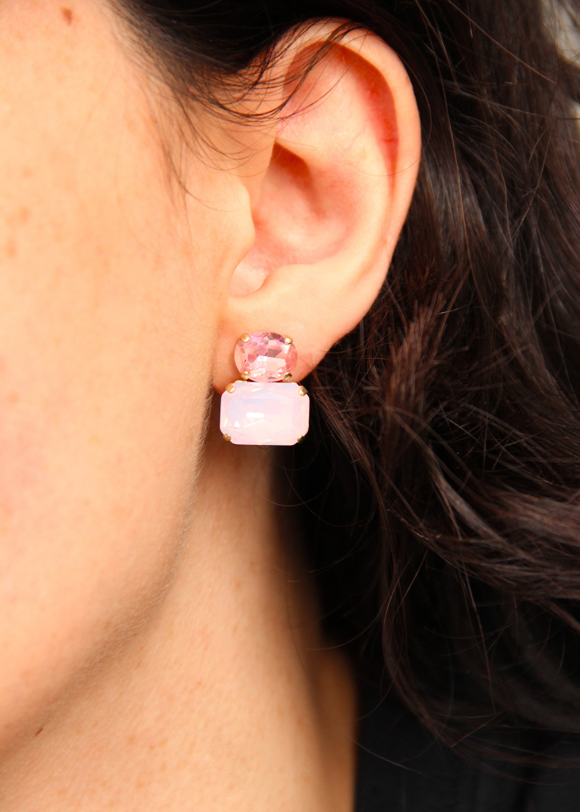 Orecchini Confetti Laura Sciunnach fatti a mano, piccoli e leggeri (3 g), design contemporaneo con dettagli colorati, chiusura a perno con farfallina, gioielli artigianali made in Italy personalizzabili. 