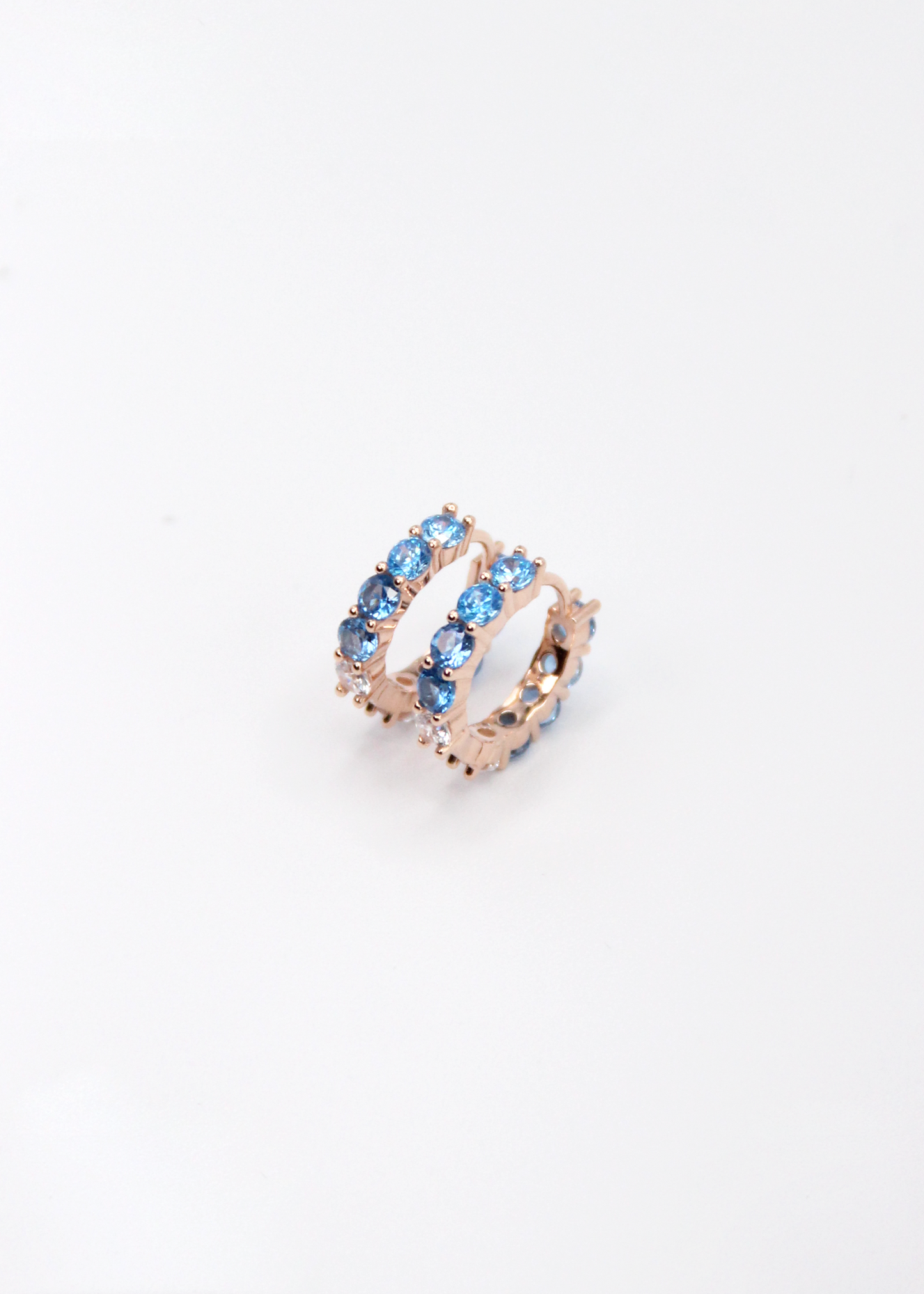 Orecchini hoop in argento con zirconi azzurri e cristallo, cerchi luminosi dal design elegante disponibili in finitura argento, oro e oro rosa, diametro 1,5 cm.
