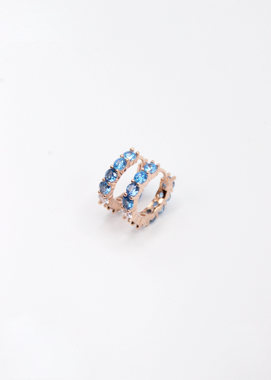 Orecchini hoop in argento con zirconi azzurri e cristallo, cerchi luminosi dal design elegante disponibili in finitura argento, oro e oro rosa, diametro 1,5 cm.