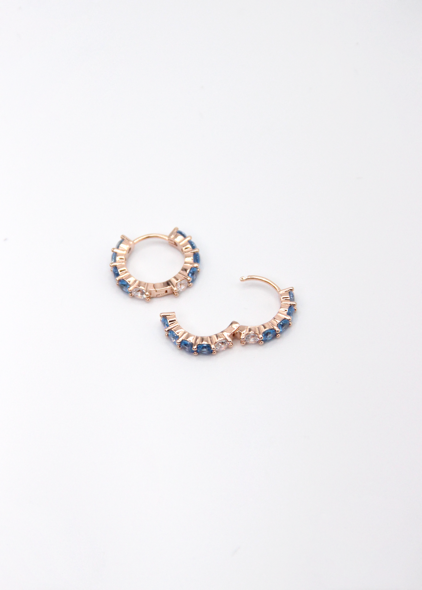 Orecchini hoop in argento con zirconi azzurri e cristallo, cerchi luminosi dal design elegante disponibili in finitura argento, oro e oro rosa, diametro 1,5 cm.