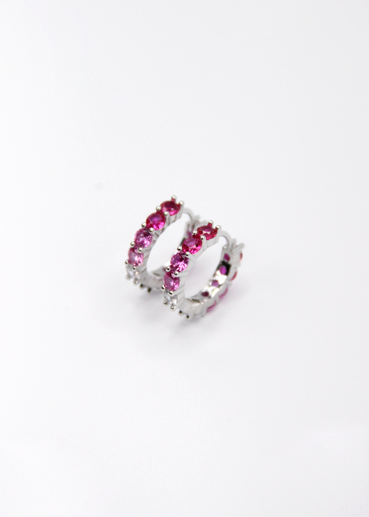 Orecchini hoop in argento con zirconi fucsia e rosa, cerchi luminosi dal design elegante disponibili in finitura argento, oro e oro rosa, diametro 1,5 cm.