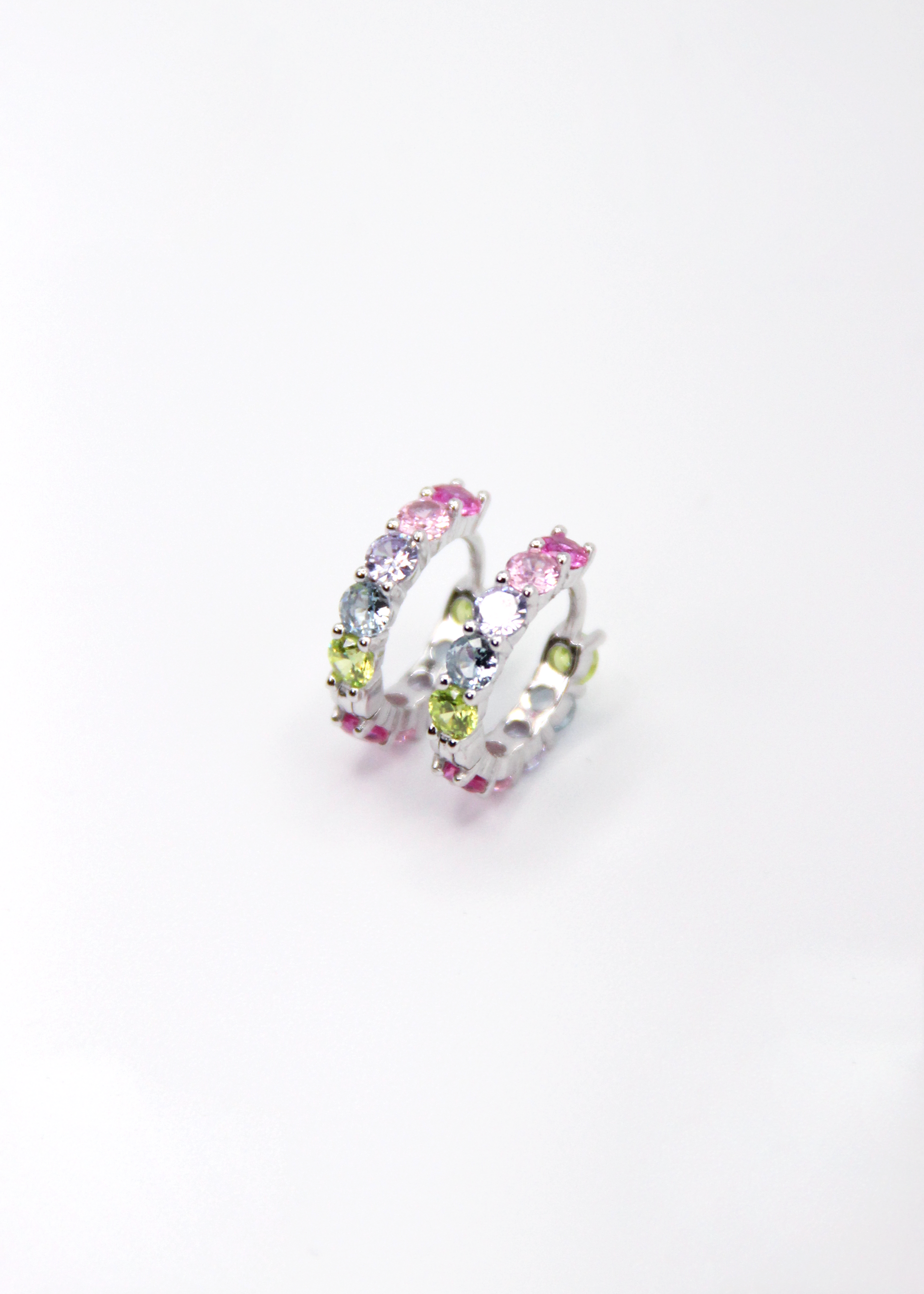 Orecchini hoop in argento con zirconi multicolor, cerchi luminosi dal design elegante con pietre colorate, disponibili in finitura argento, oro e oro rosa, diametro 1,5 cm.