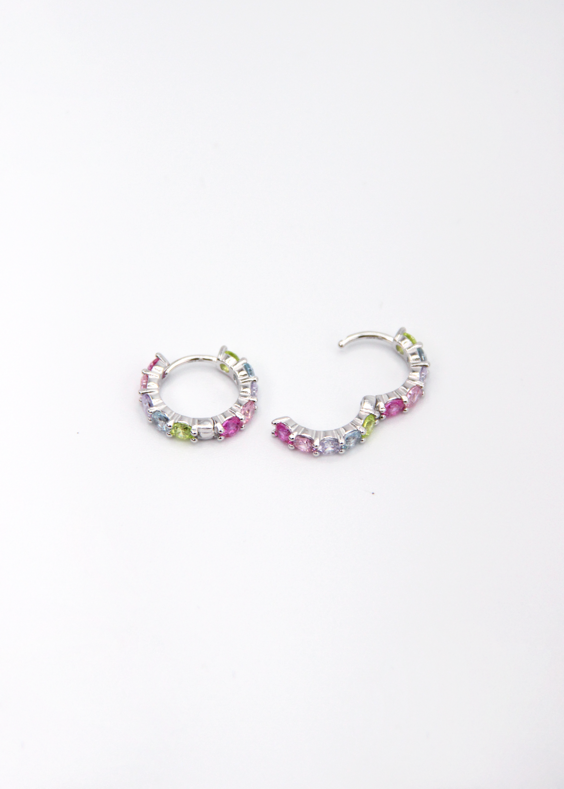 Orecchini hoop in argento con zirconi multicolor, cerchi luminosi dal design elegante con pietre colorate, disponibili in finitura argento, oro e oro rosa, diametro 1,5 cm.