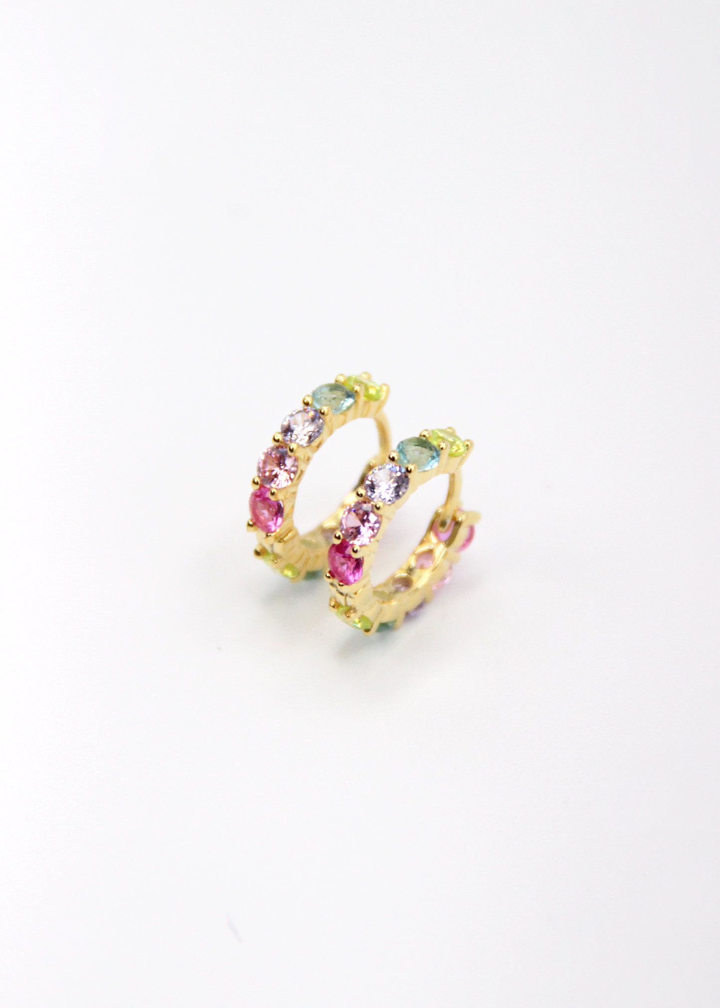 Orecchini hoop in argento con zirconi multicolor, cerchi luminosi dal design elegante con pietre colorate, disponibili in finitura argento, oro e oro rosa, diametro 1,5 cm.
